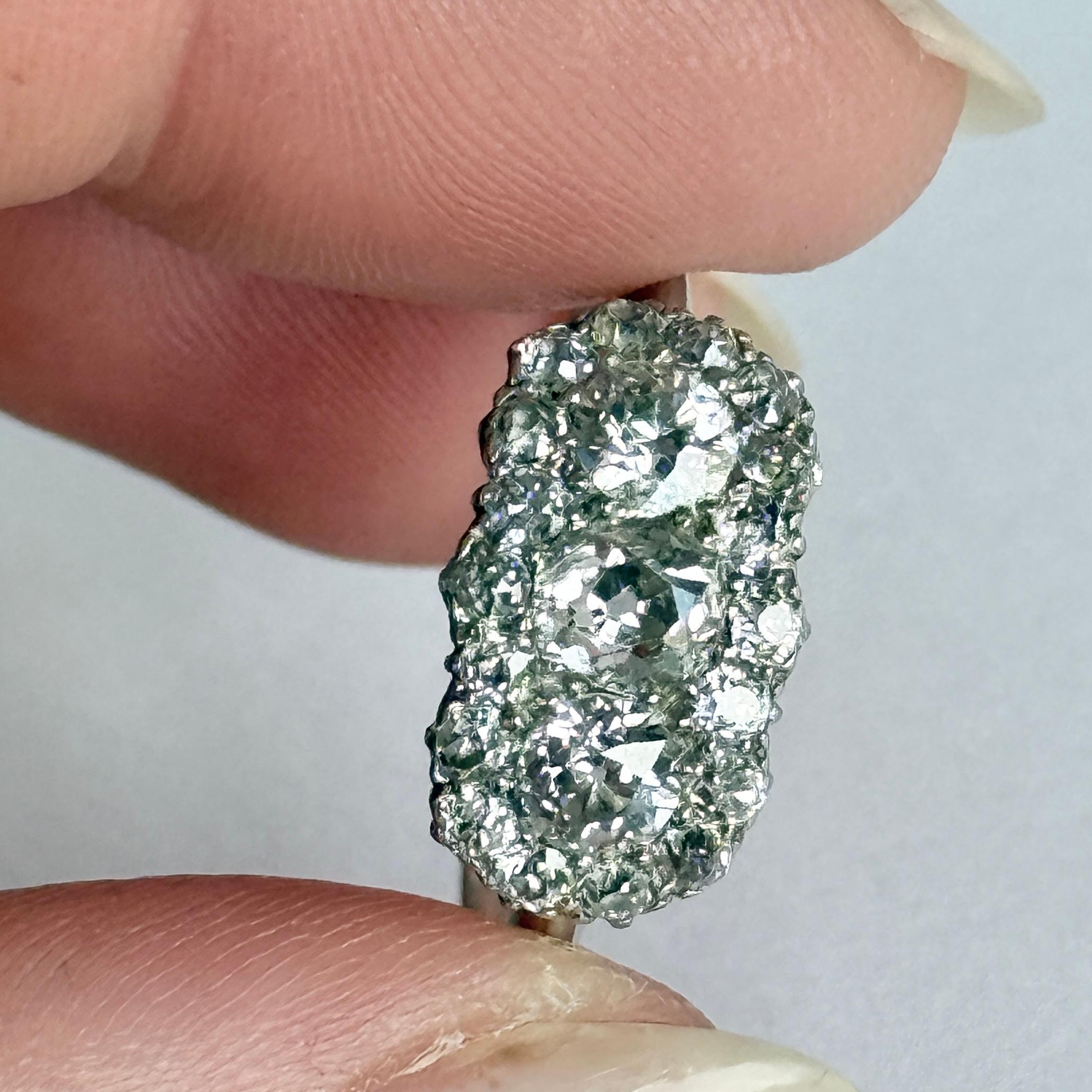 Art Deco 18 Karat Weißgold Dreifach-Cluster-Diamantring Damen im Angebot
