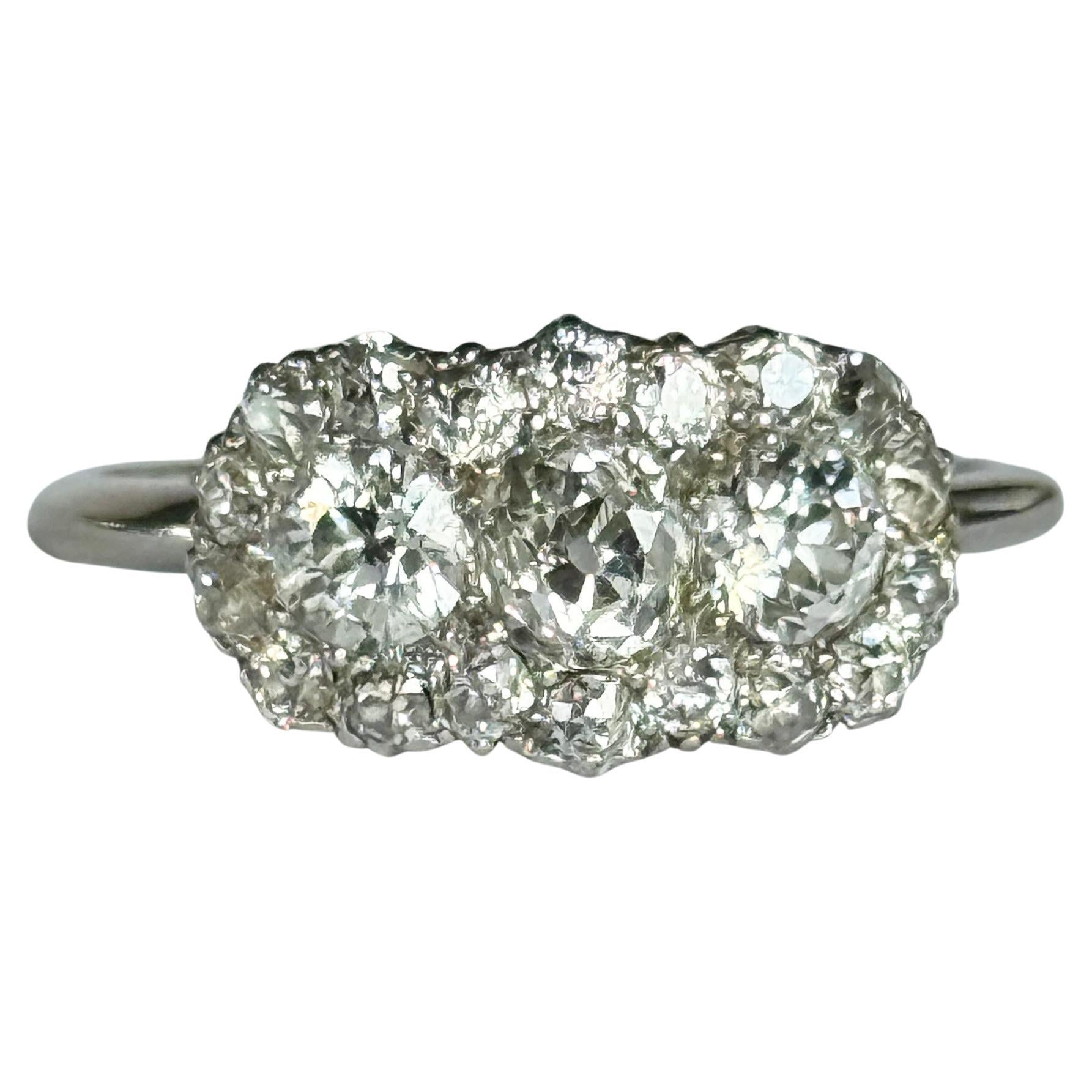 Art Deco 18 Karat Weißgold Dreifach-Cluster-Diamantring