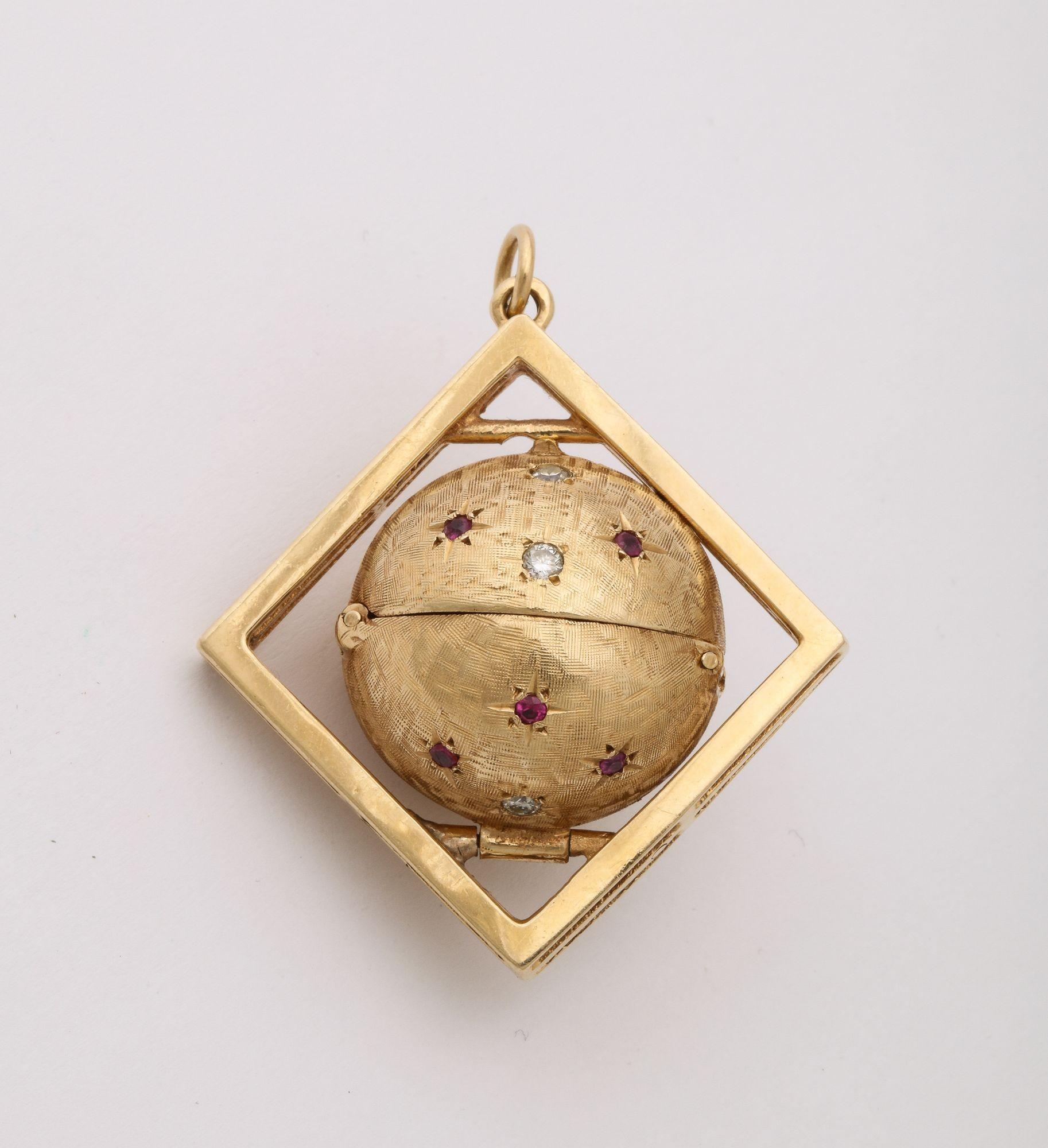 Art Deco 18 k Global Locket In Good Condition For Sale In New York, NY