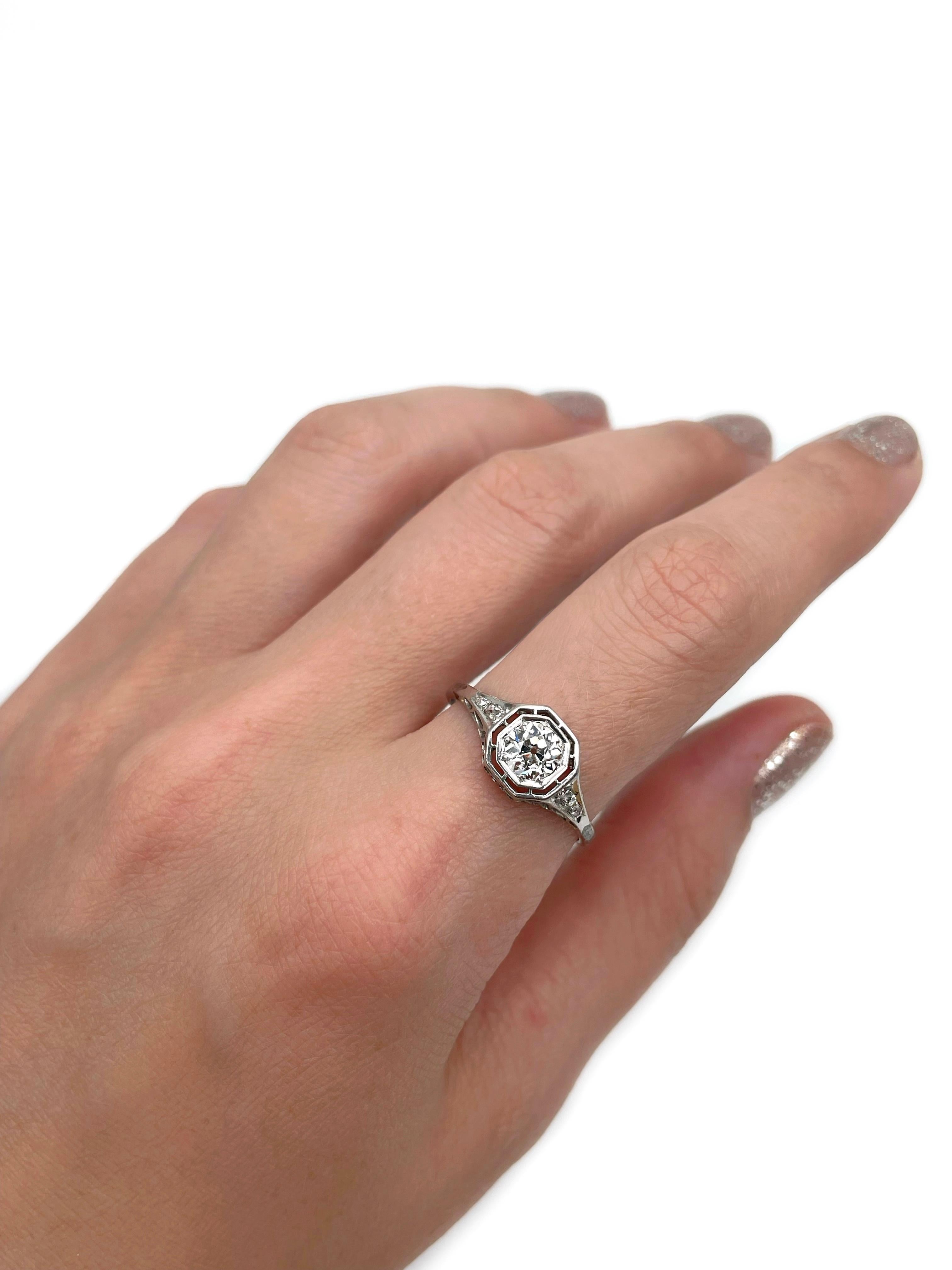 Dieser Solitärring im Art-Deco-Stil ist aus 18 Karat Gold gefertigt. Das Stück enthält einen Diamanten im alten europäischen Schliff (~0,63ct, VS). Er wird von 3 kleinen Diamanten auf jeder Seite begleitet. Um 1930. 

Der Schaft hat einige