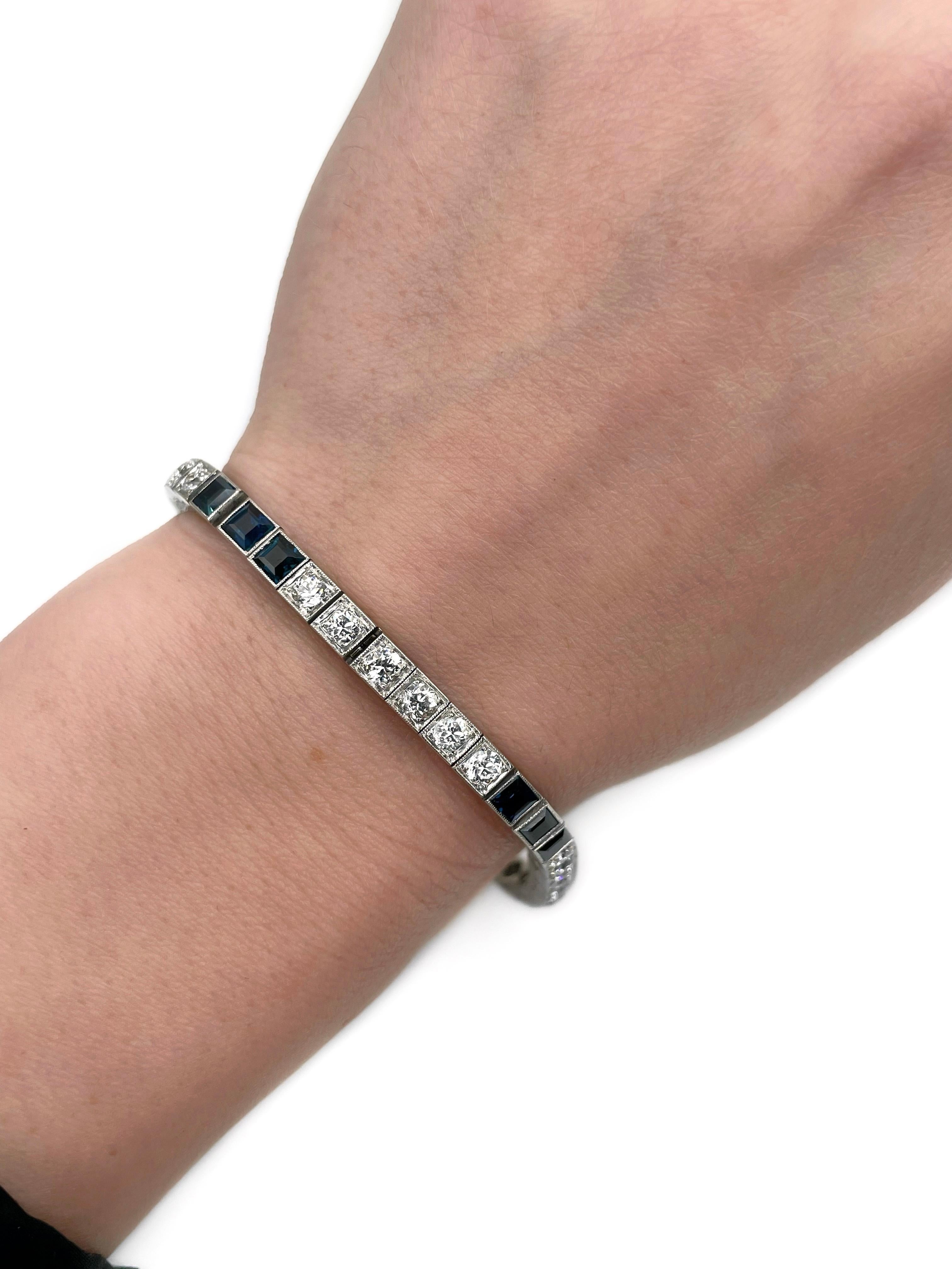 Dies ist ein Art-Deco-Tennisarmband aus 18 Karat Gold. Ca. 1940.

Das Stück weist folgende Merkmale auf: 
- 15 Saphire, quadratischer Stufenschliff, TW 3,80ct, B 6/3-6/4, VVS-VS
- 30 Diamanten, alter europäischer Schliff, TW 3,00ct, RW-W,