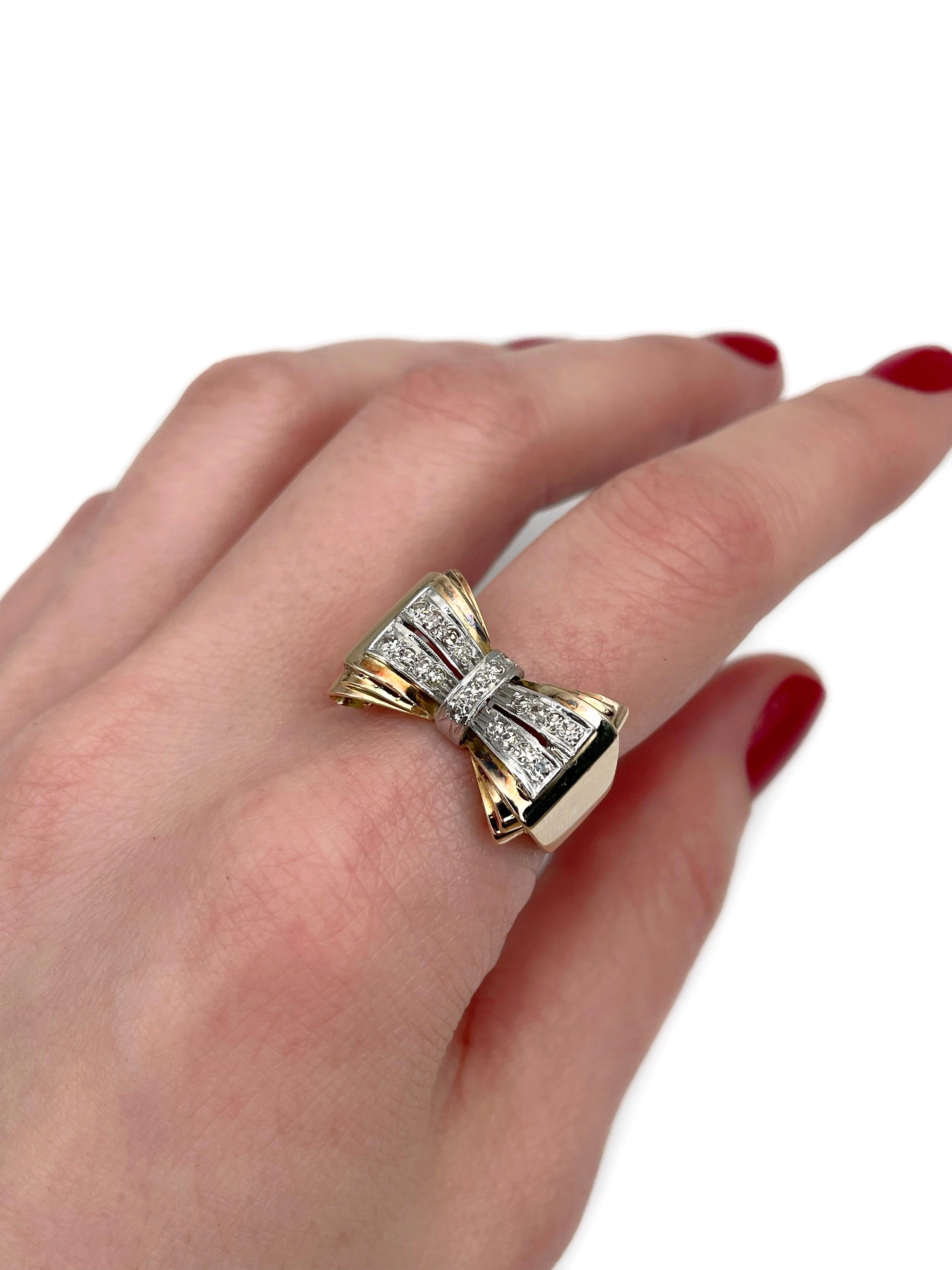 Si tratta di un anello da cocktail Art Deco a forma di fiocco realizzato in oro giallo 18 carati. Il pezzo è caratterizzato da diamanti. Circa 1930. 

Firmato con 