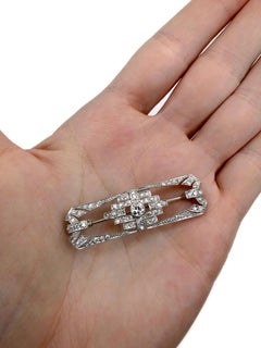 Spilla Art Deco in oro 18 carati con diamante geometrico traforato