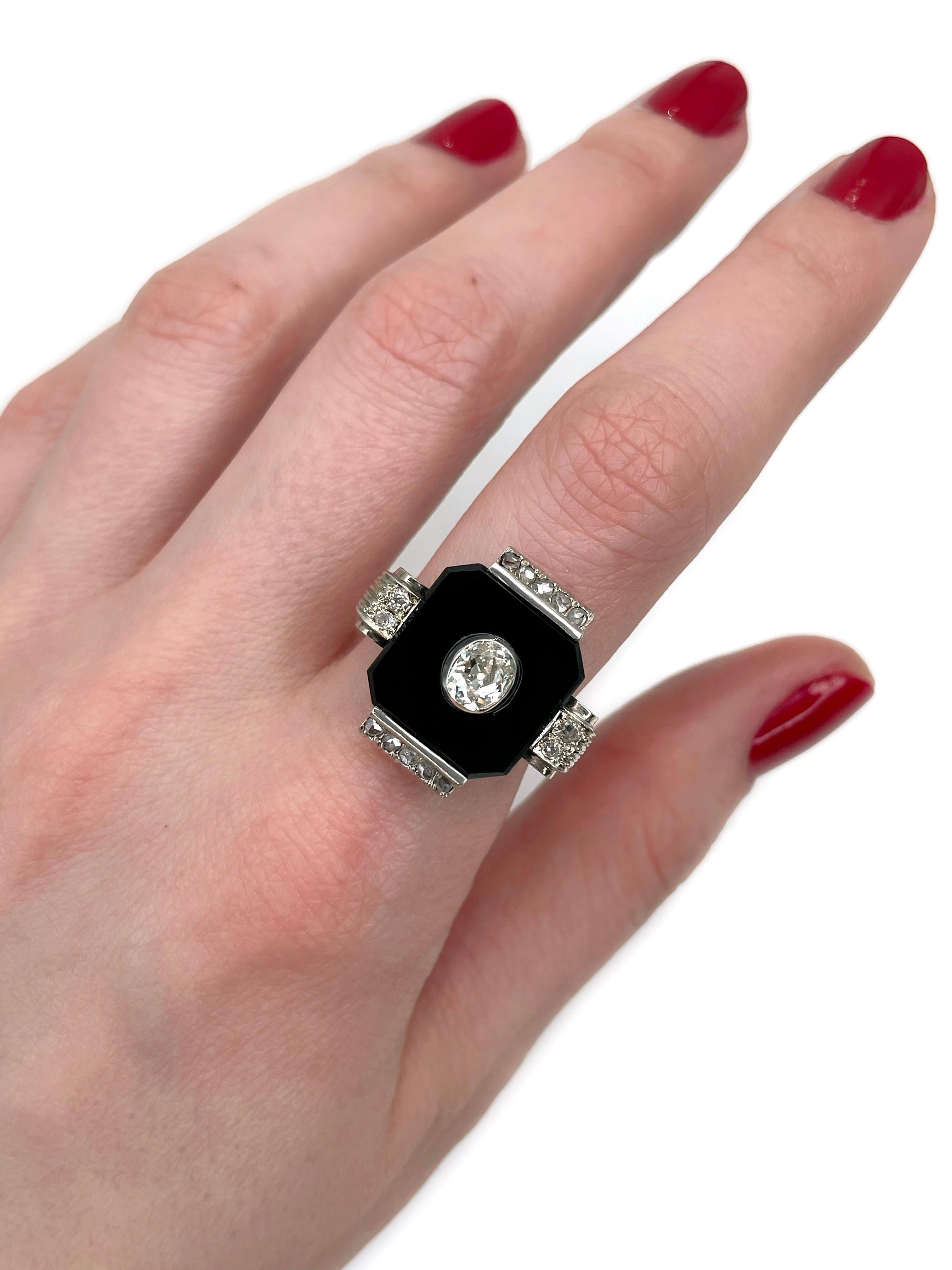 Il s'agit d'une chevalière rectangle Art déco réalisée en or 14K et en argent. Circa 1930.

La pièce comporte :
- 1 diamant, taille ancienne, 0,65ct, RW-W, VS
- 14 diamants, taille rose, TW 0,16ct, RW-W, SI-P1
- calcédoine noire 

Poids : 7.09 g