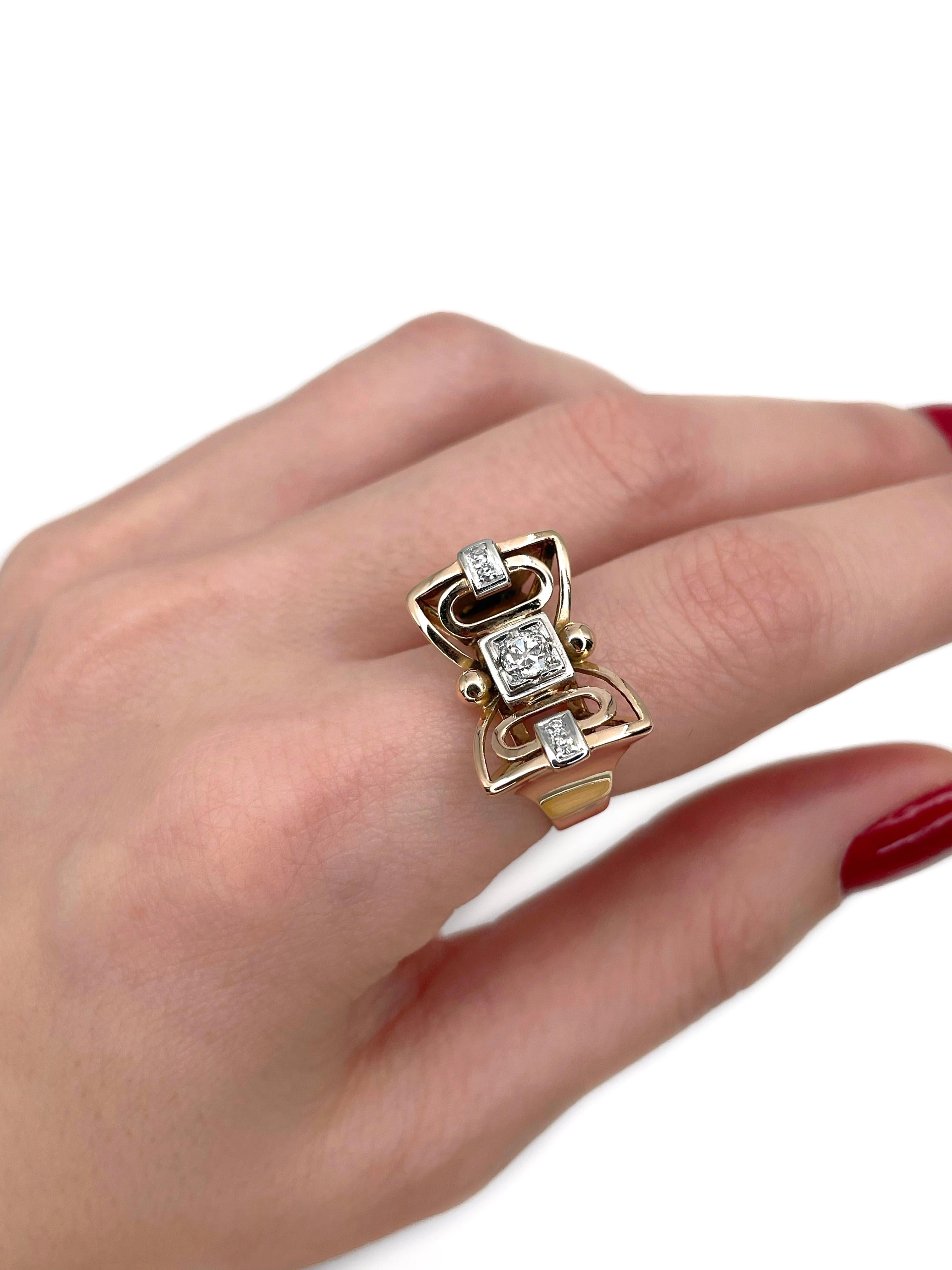 Dies ist ein durchbrochener Art-Deco-Cocktailring in Form einer Schleife, gefertigt aus 14 Karat Gold und 950 Platin. Um 1930. 

Das Stück ist mit Diamanten besetzt (TW 0.26ct):
- 1 Diamant, alter Schliff, 0,22ct, RW-W, P1
- 4 Diamanten, RBC-17, TW