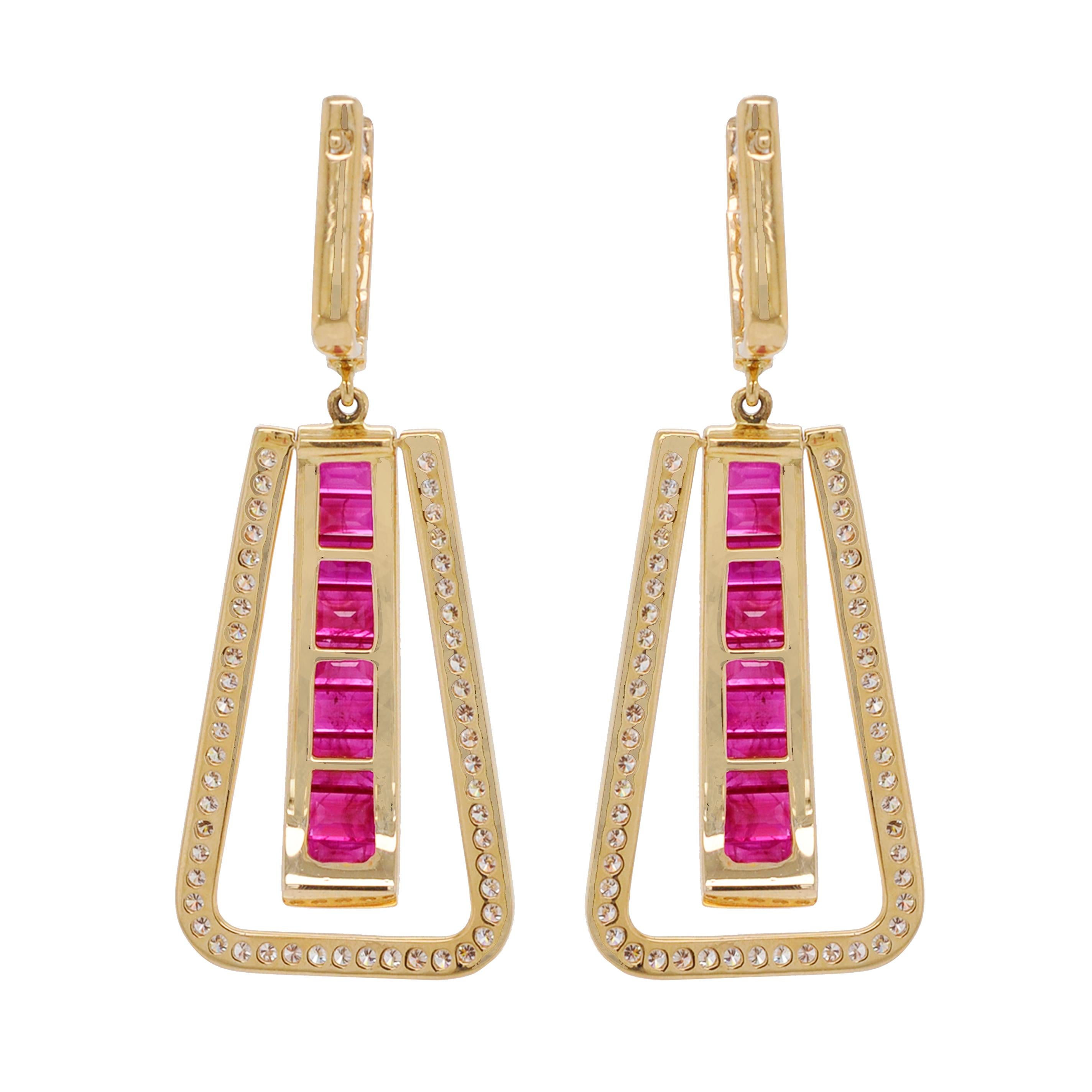 Art Deco Stil 18 Karat Gold Kanalbesetzter Rubin Baguette Diamant baumelnde Ohrringe (Baguetteschliff)
