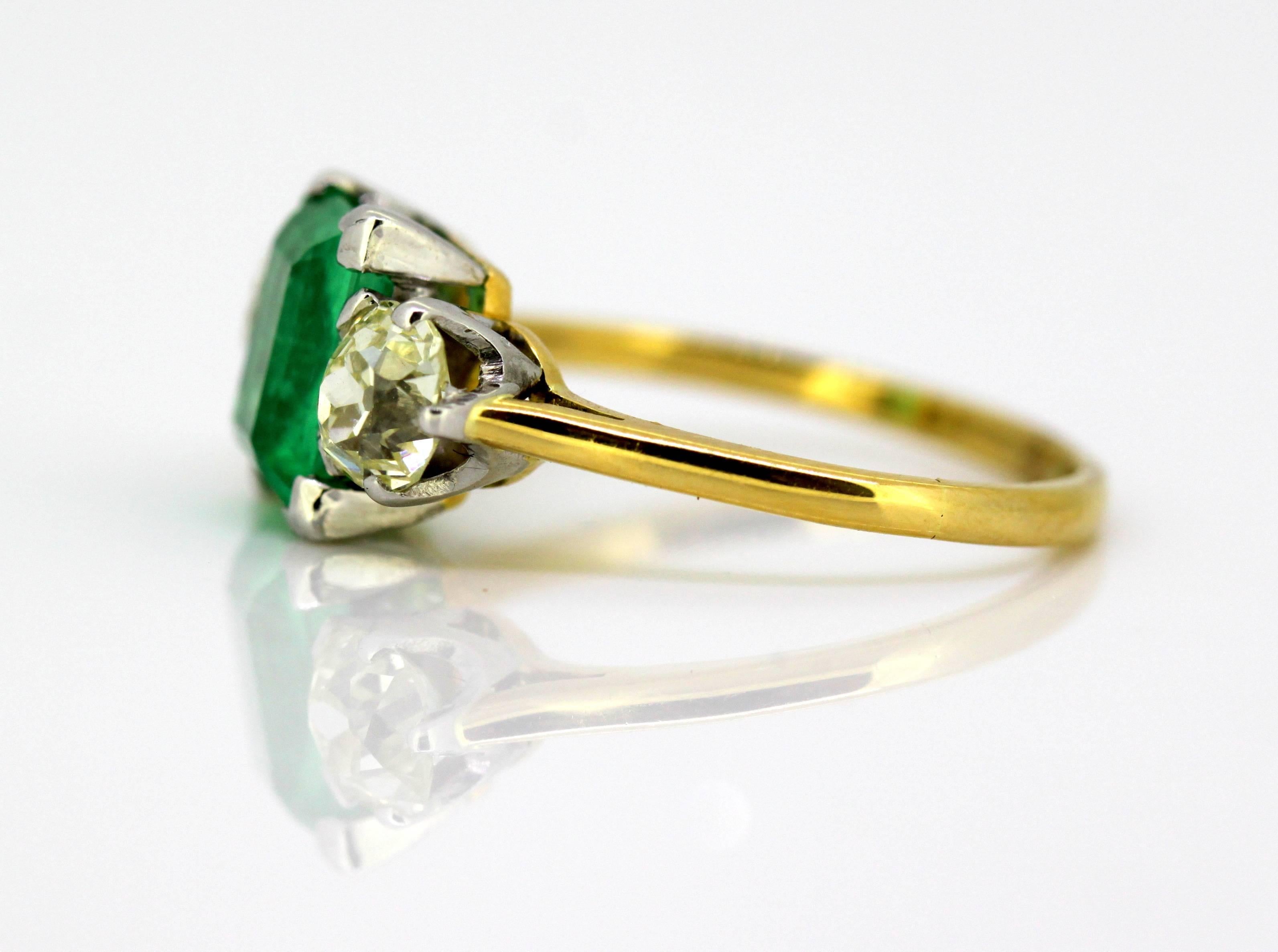 Art Deco 18 Karat Gold Three-Stone Ladies Ring with Emerald and Diamonds 1