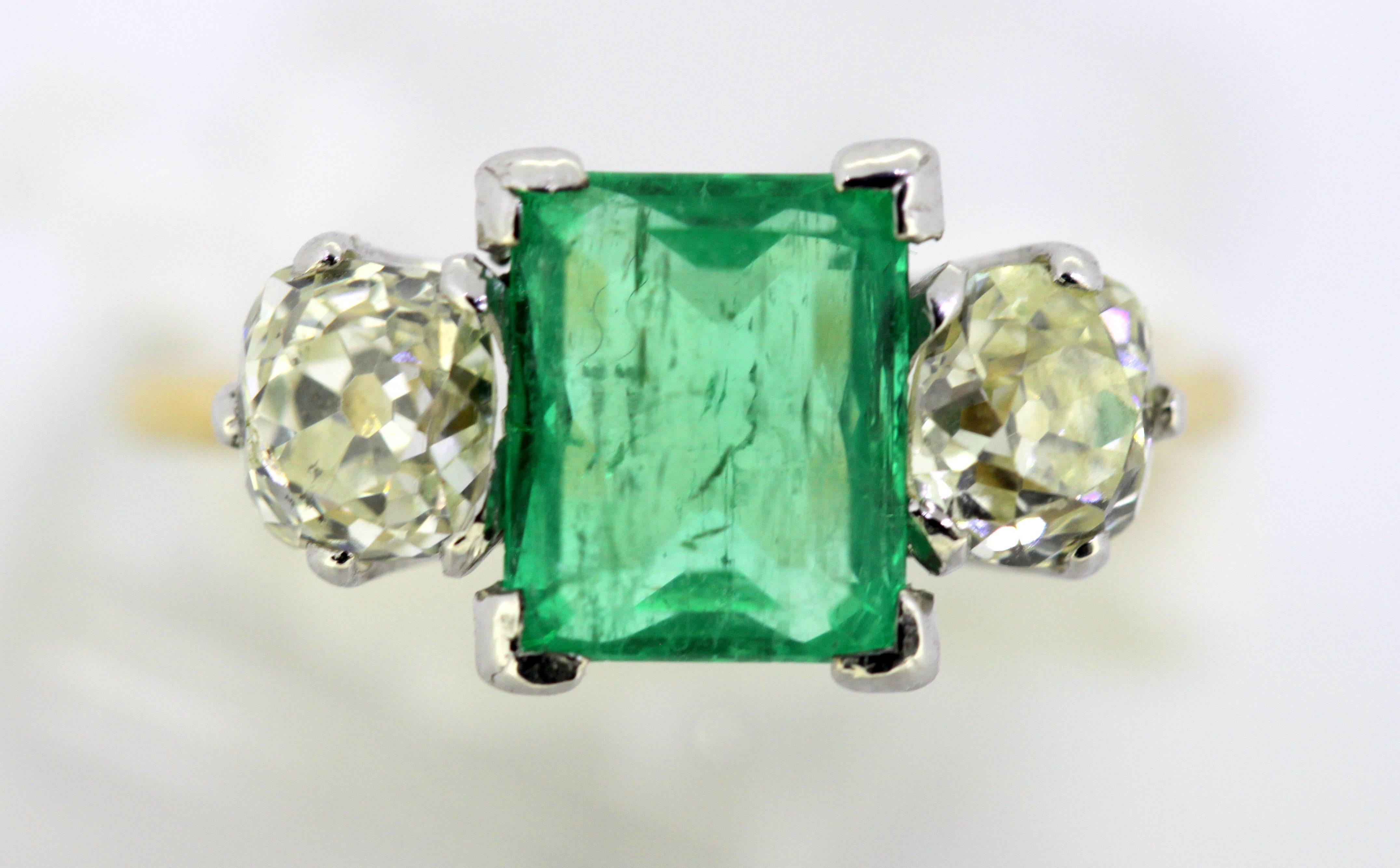 Art Deco 18 Karat Gold Three-Stone Ladies Ring with Emerald and Diamonds 2