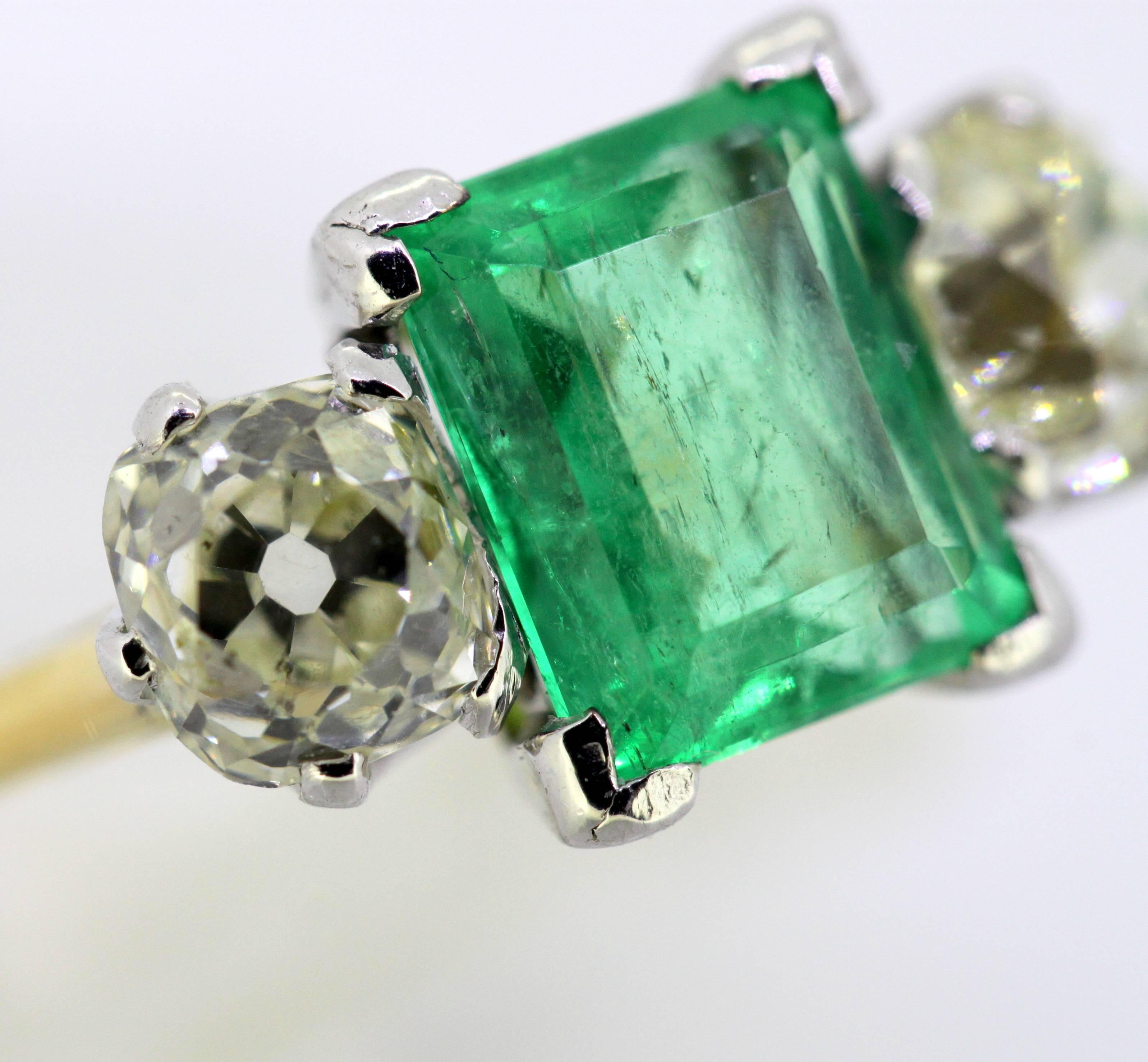 Art Deco 18 Karat Gold Three-Stone Ladies Ring with Emerald and Diamonds 3