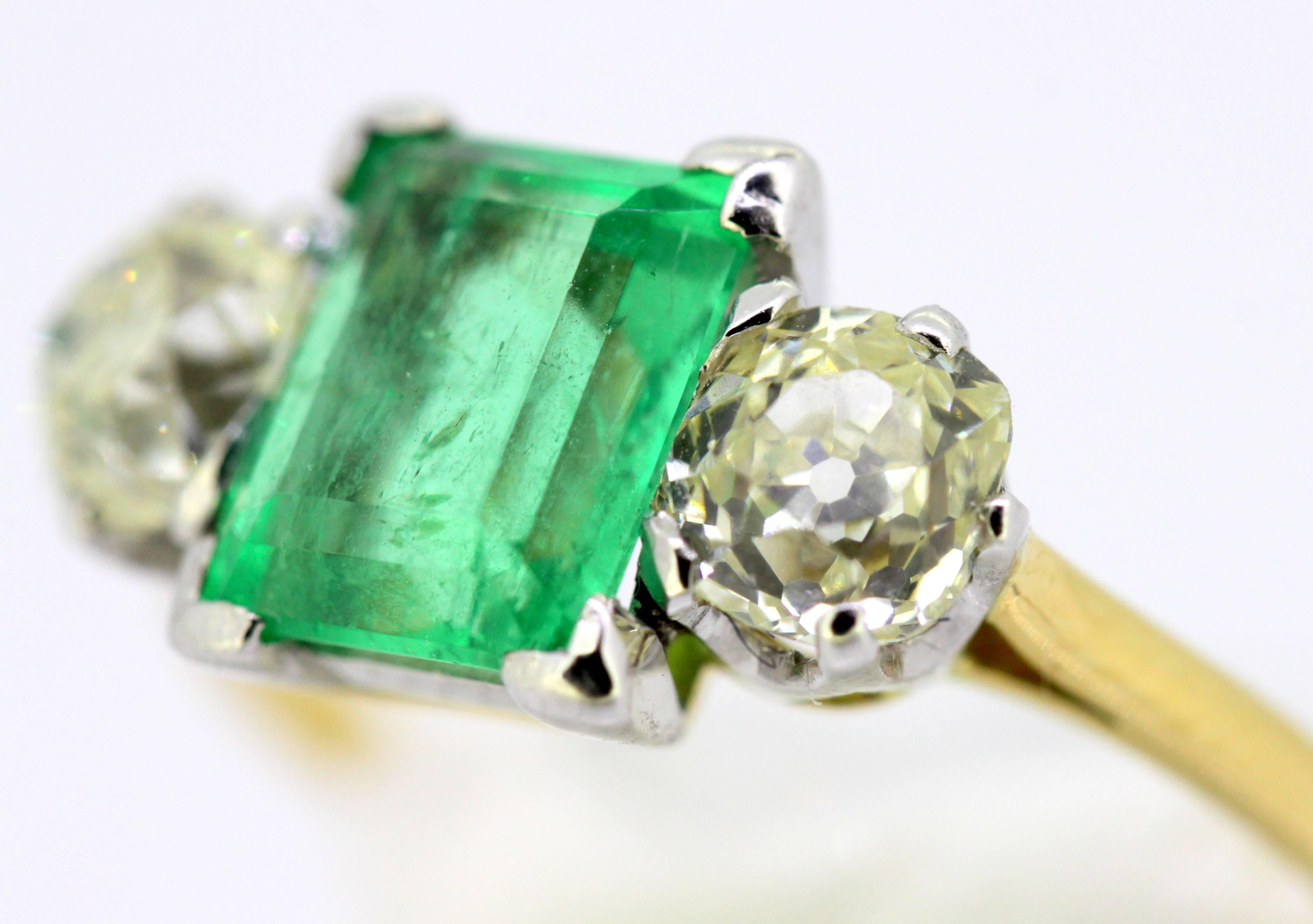 Art Deco 18 Karat Gold Three-Stone Ladies Ring with Emerald and Diamonds 4