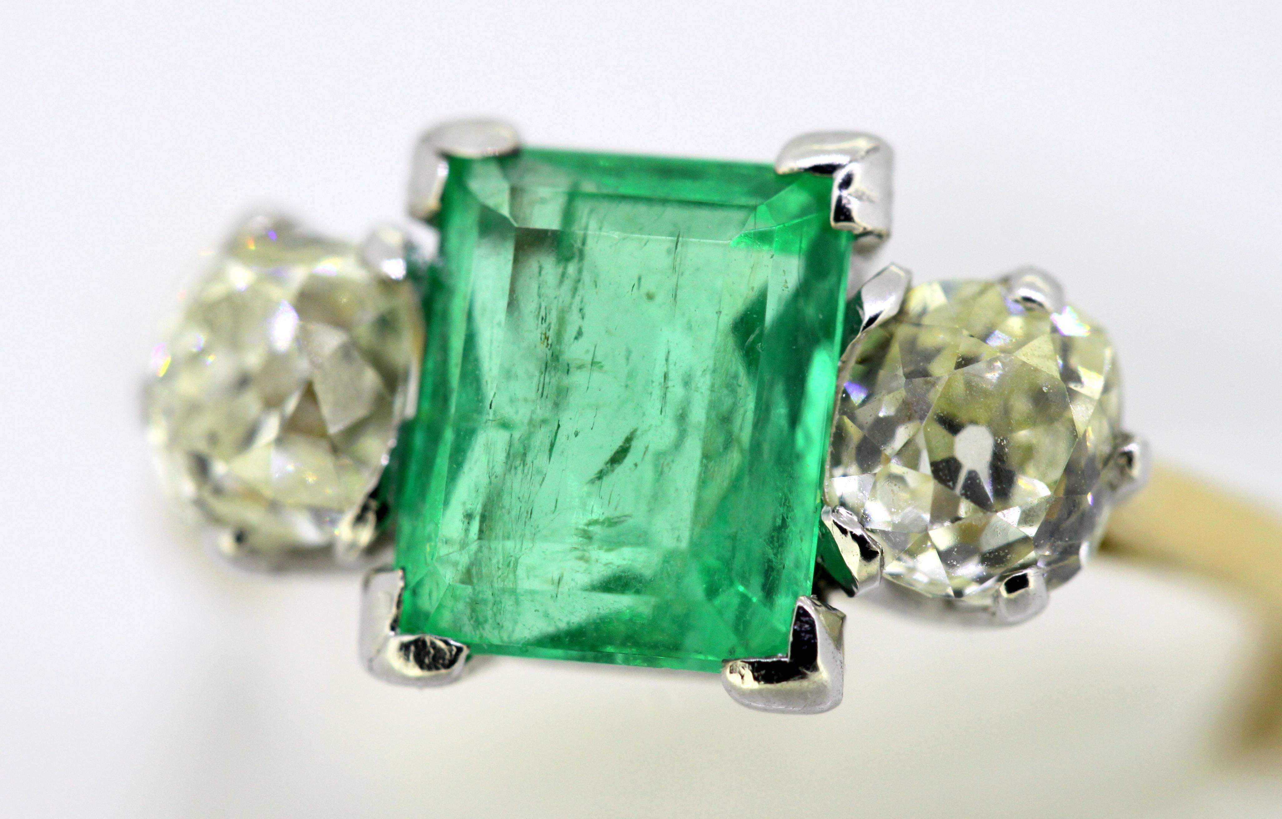 Art Deco 18 Karat Gold Three-Stone Ladies Ring with Emerald and Diamonds 5