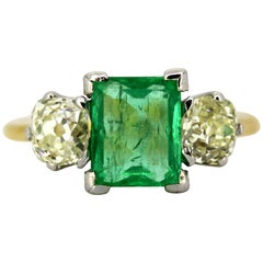 Art Deco 18 Karat Gold Three-Stone Ladies Ring with Emerald and Diamonds