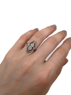 Bague Art déco en or 18 carats avec un diamant central de type « navette » d'environ 0,50 carat