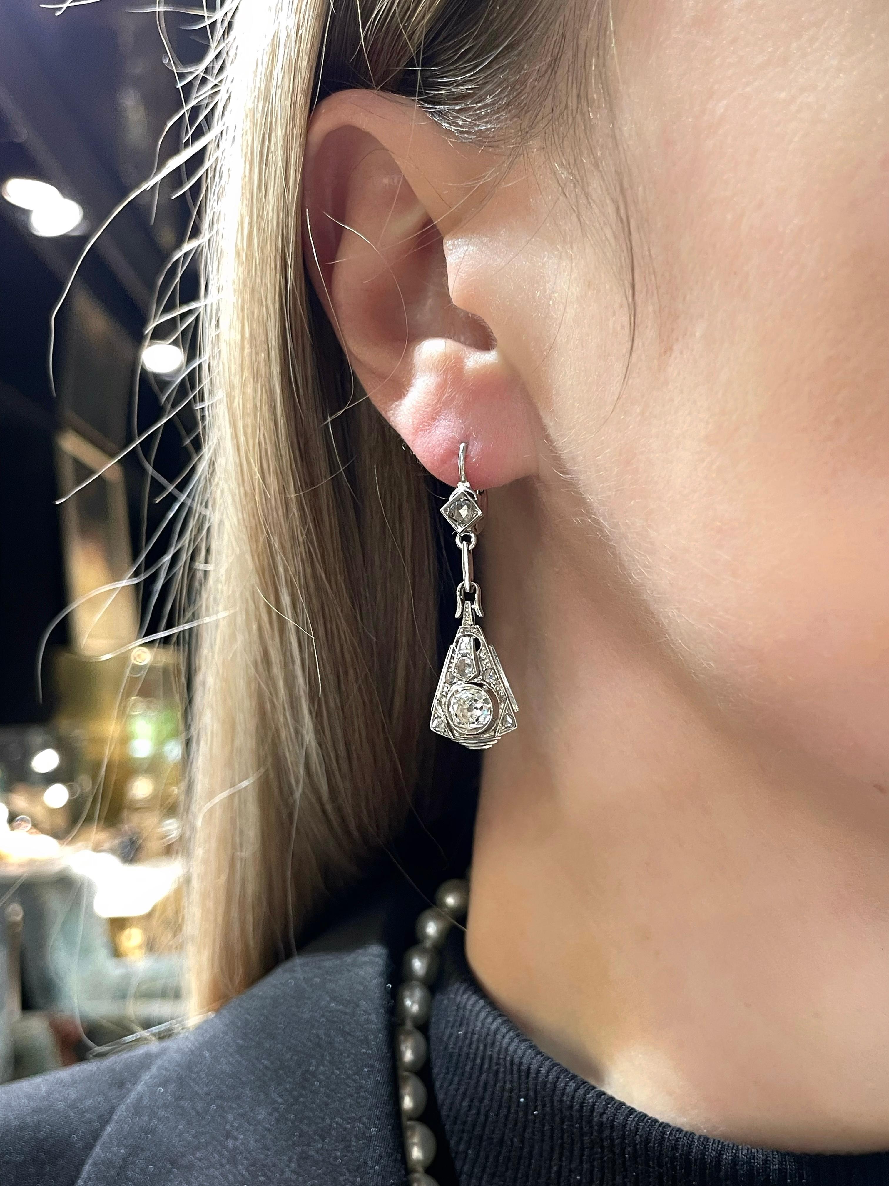 Dies ist ein schönes Paar von einem Art Deco Tropfen Hebel-Back-Ohrringe. Sie ist aus 18 Karat Gold gefertigt. Um 1930.

Das Stück ist mit 2 Diamanten im alten europäischen Schliff (TW 1,20ct) und Diamanten im Rosenschliff besetzt. 

Gewicht: