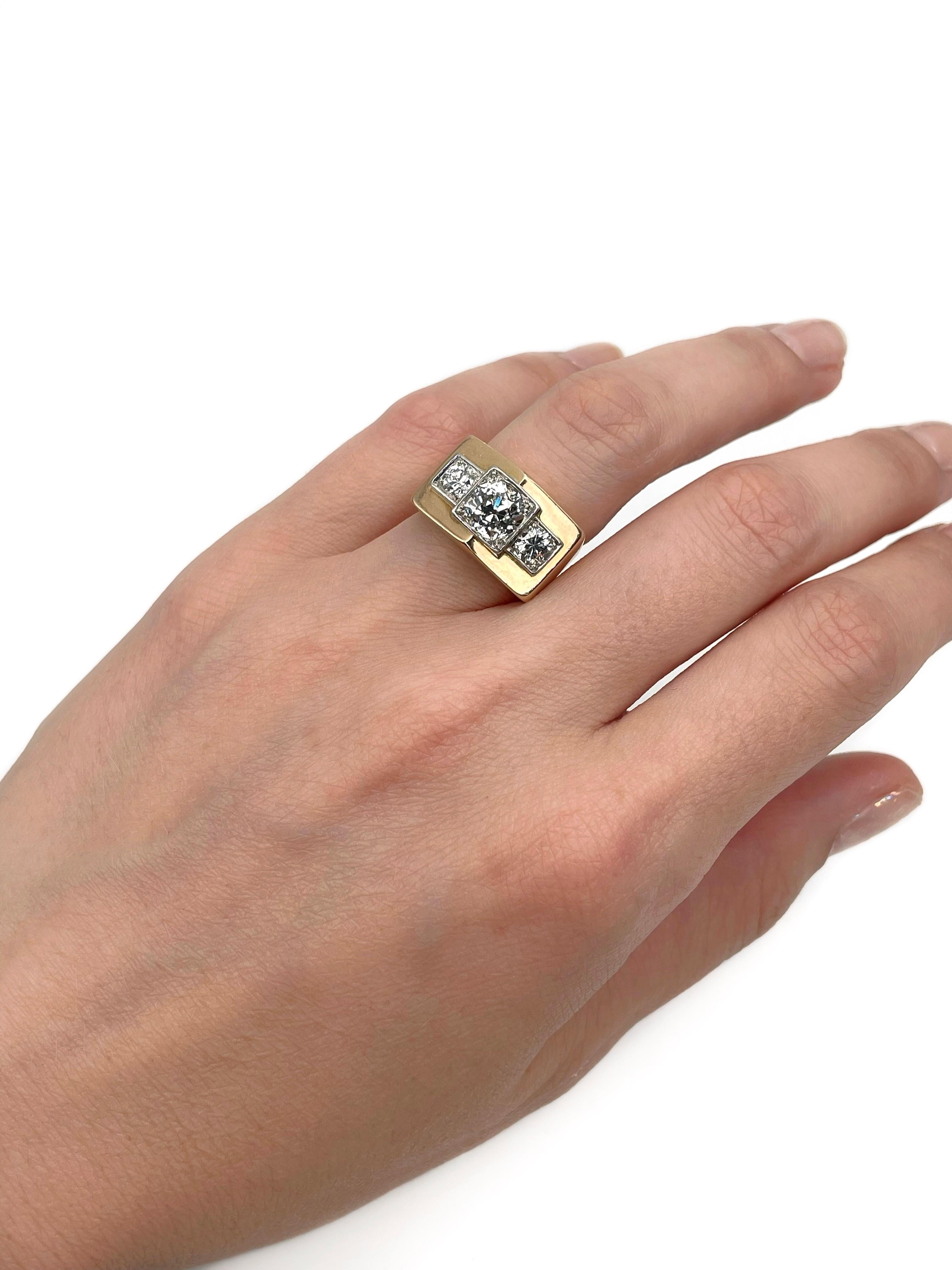 Il s'agit d'une bague de cocktail Art d�éco réalisée en or 18 carats et en platine 900. Circa 1940. 

La pièce comporte des diamants (TW 1.75ct) :
- 1 diamant, taille européenne ancienne, 1,15ct, RW-W, SI1
- 2 diamants, taille ronde brillante, TW
