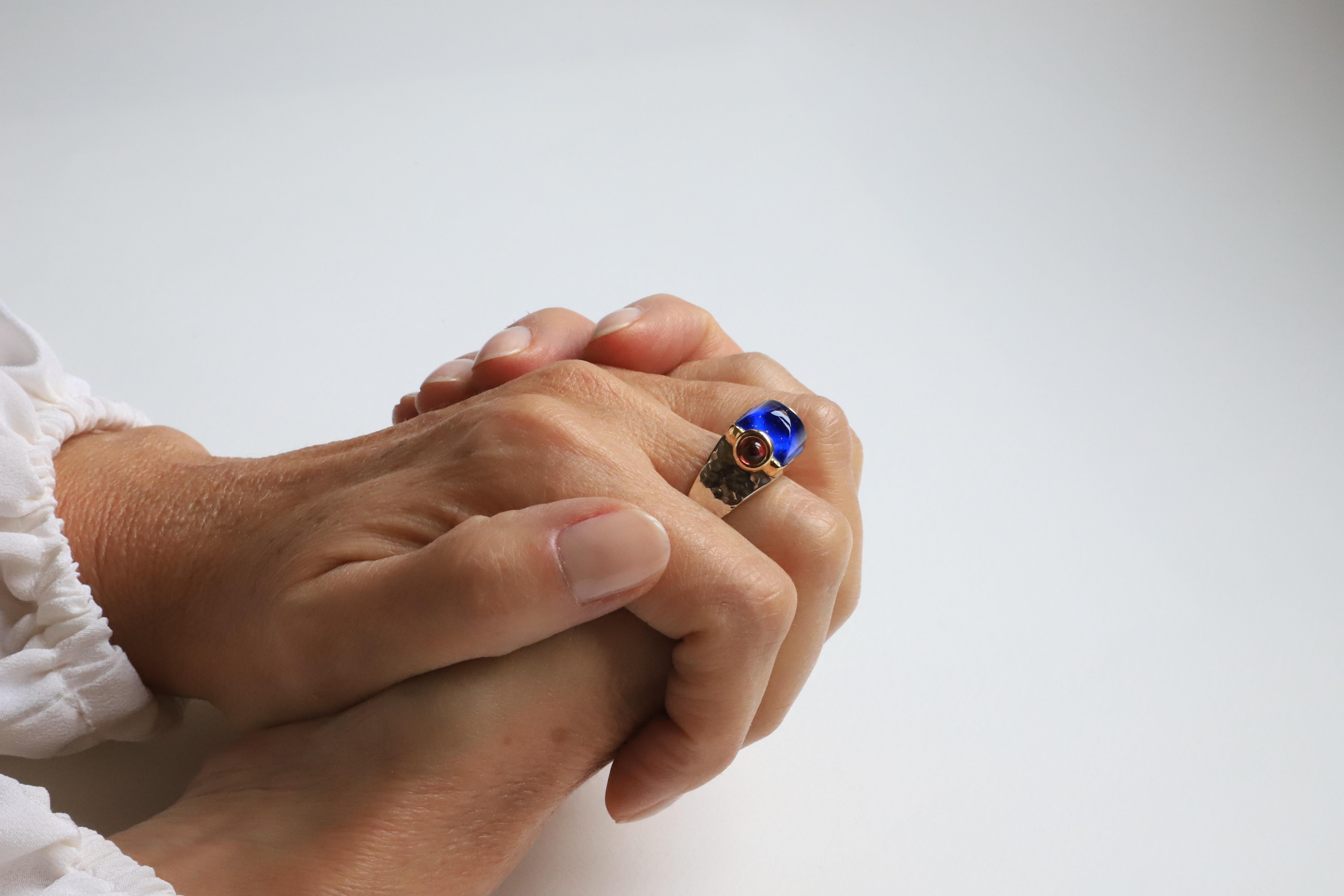 Anello unisex in oro con lapislazzuli a 18 carati in stile Art Deco, realizzato a mano e dal design moderno In condizioni Nuovo in vendita a Rome, IT
