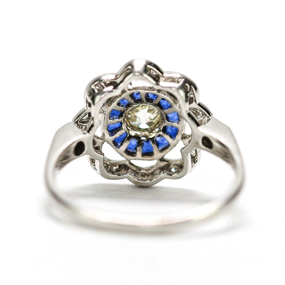 Art Deco 18 Karat White Gold Diamond and Blue Sapphire Daisy Target Ring In Good Condition In Lancashire, Oldham