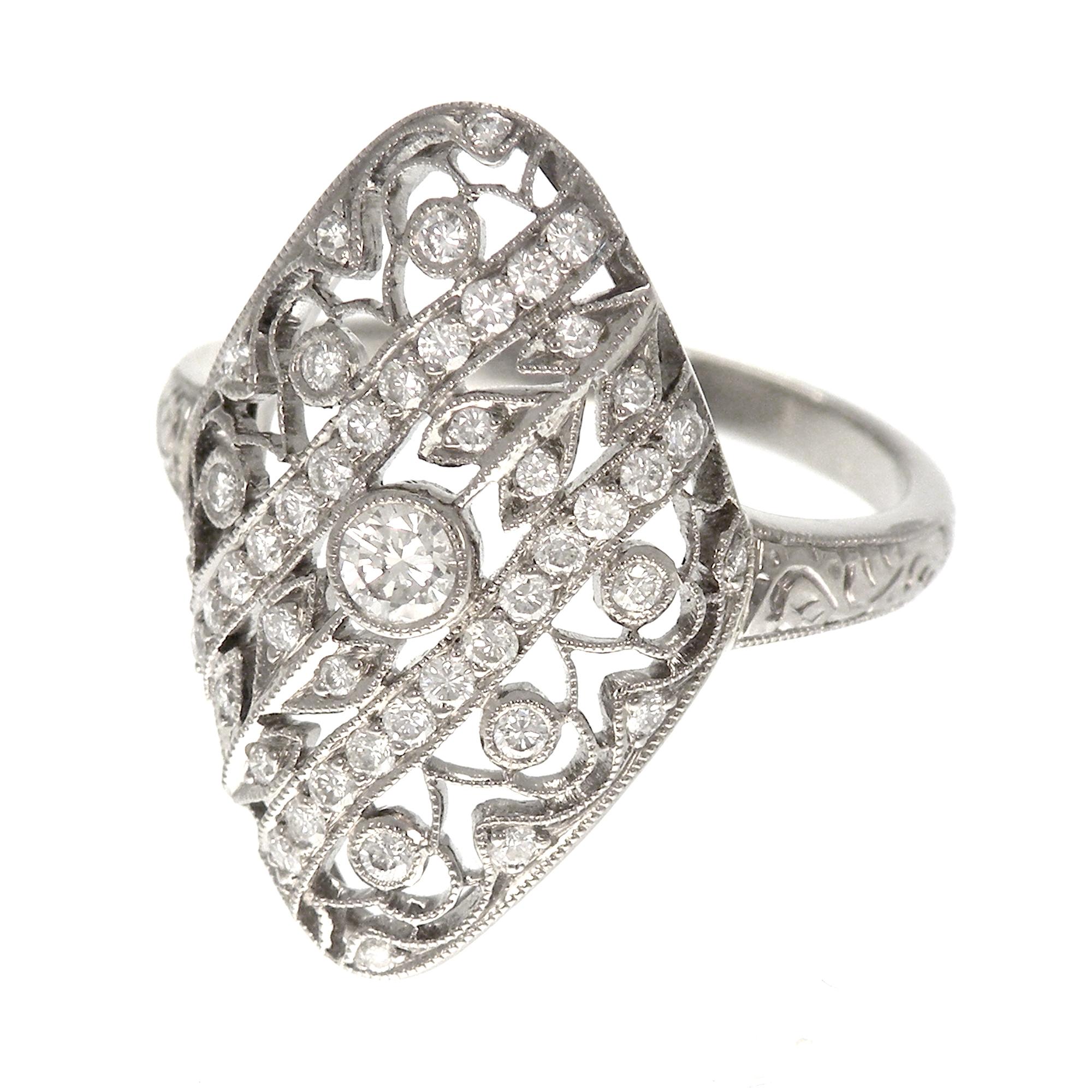 Art Deco 18 Karat White Gold Diamond Filigree Ring In New Condition For Sale In Bangkok, TH