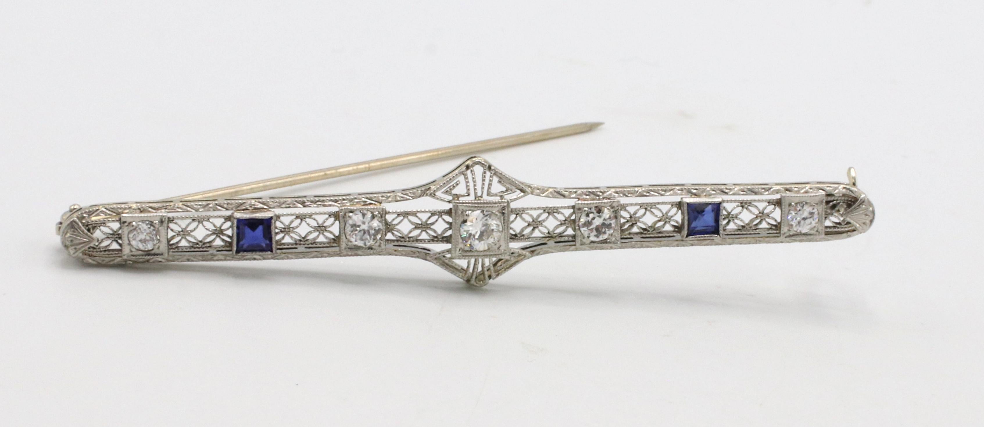 Art Deco 18 Karat White Gold Natural Diamond & Sapphire Filigree Bar Pin Brooch In Excellent Condition For Sale In  Baltimore, MD