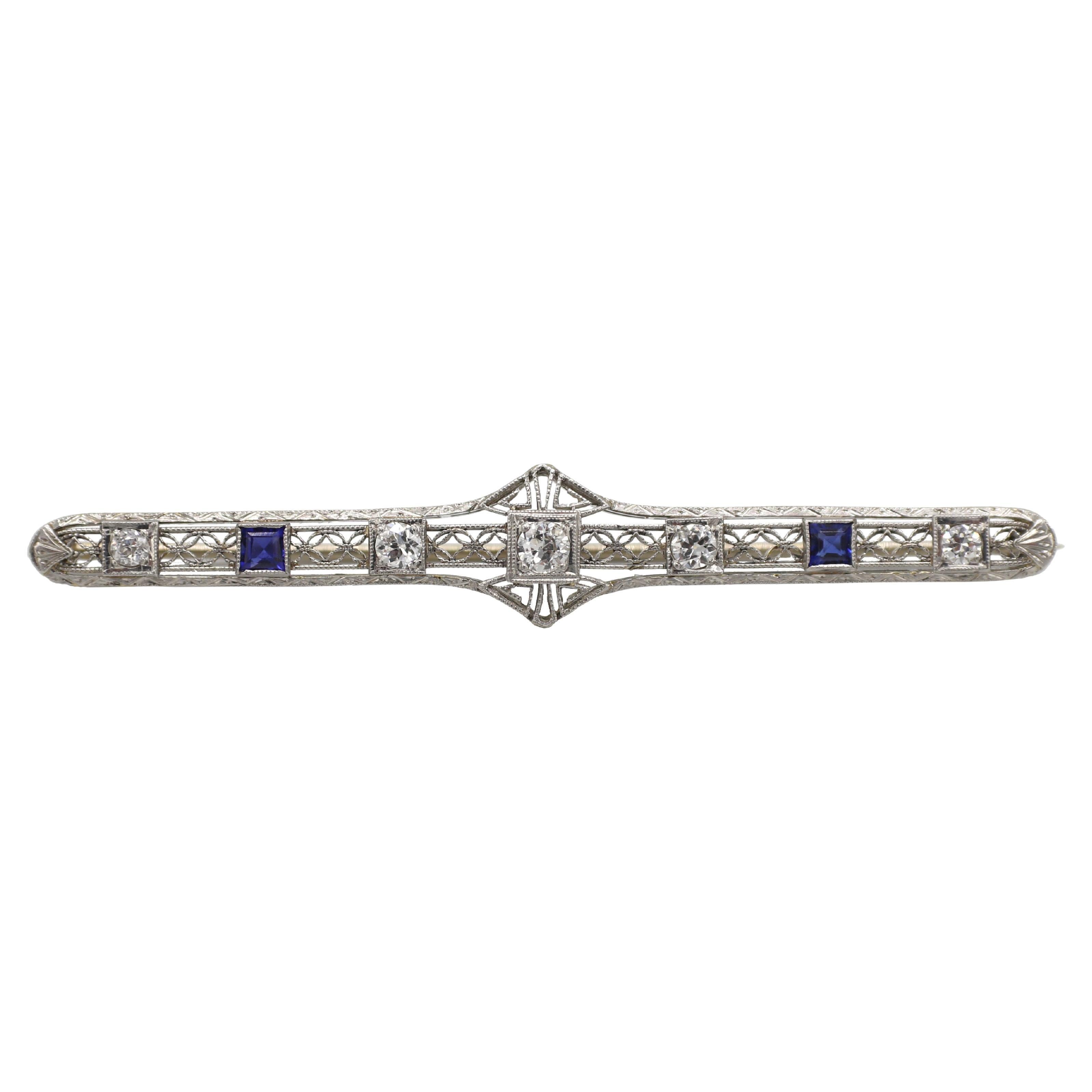 Art Deco 18 Karat White Gold Natural Diamond & Sapphire Filigree Bar Pin Brooch For Sale