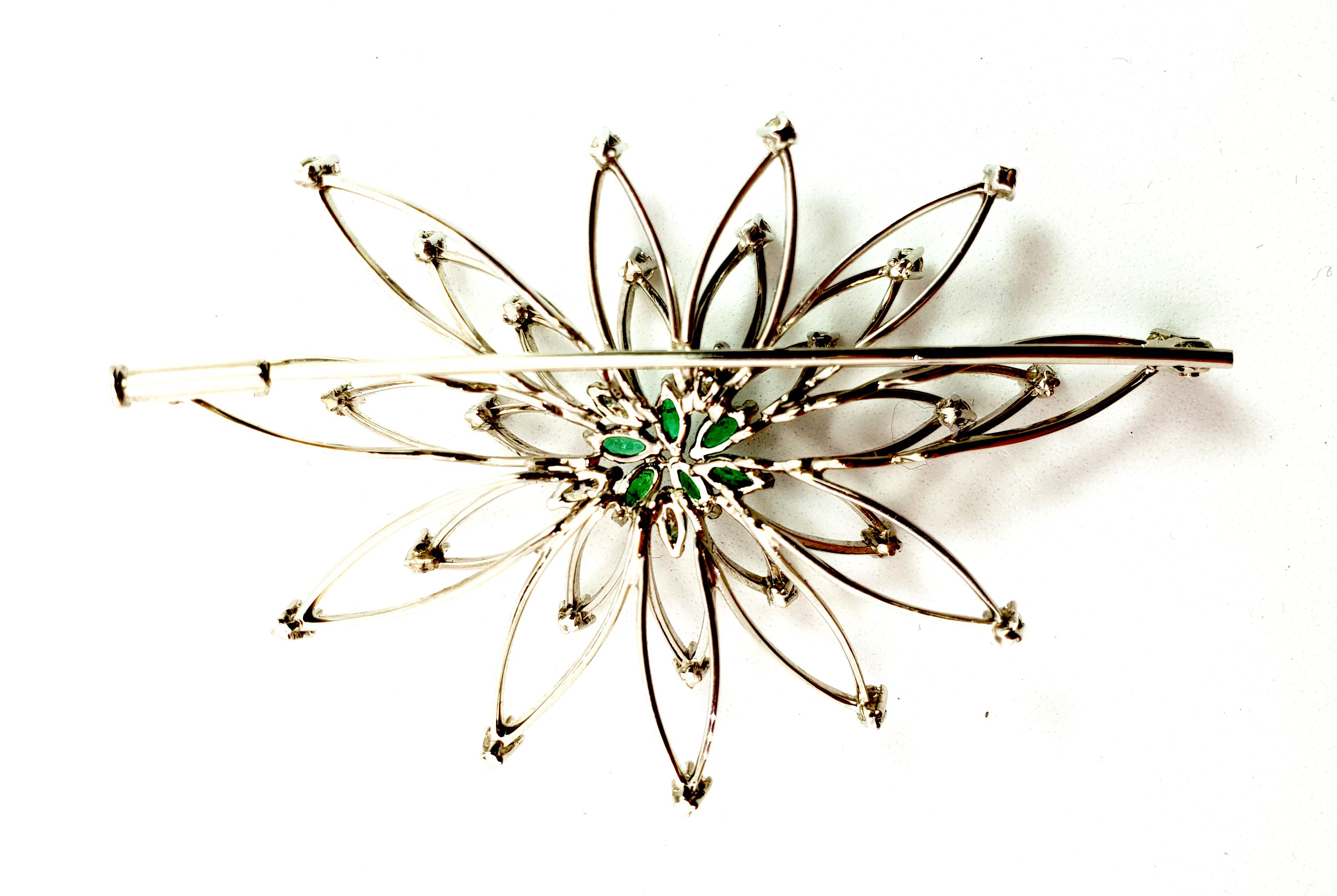 Art Deco 18 Karat White Gold Diamonds and Emerald Brooche In Good Condition In Bilbao, ES