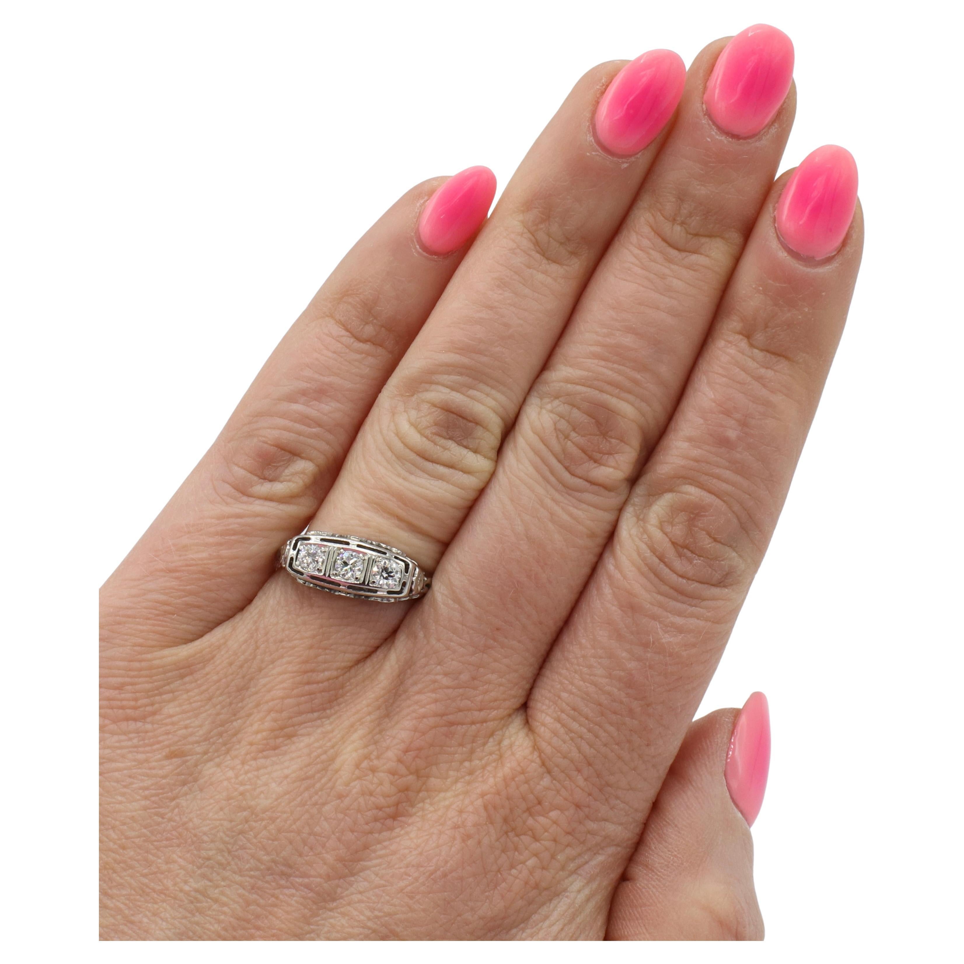 Art Deco 18 Karat White Gold Old European Cut Natural Diamond Three-Stone Ring For Sale 1