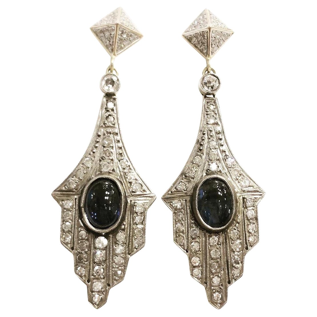 Boucles d'oreilles pendantes Art déco en or jaune 18 carats, platine, saphirs et diamants cabochons