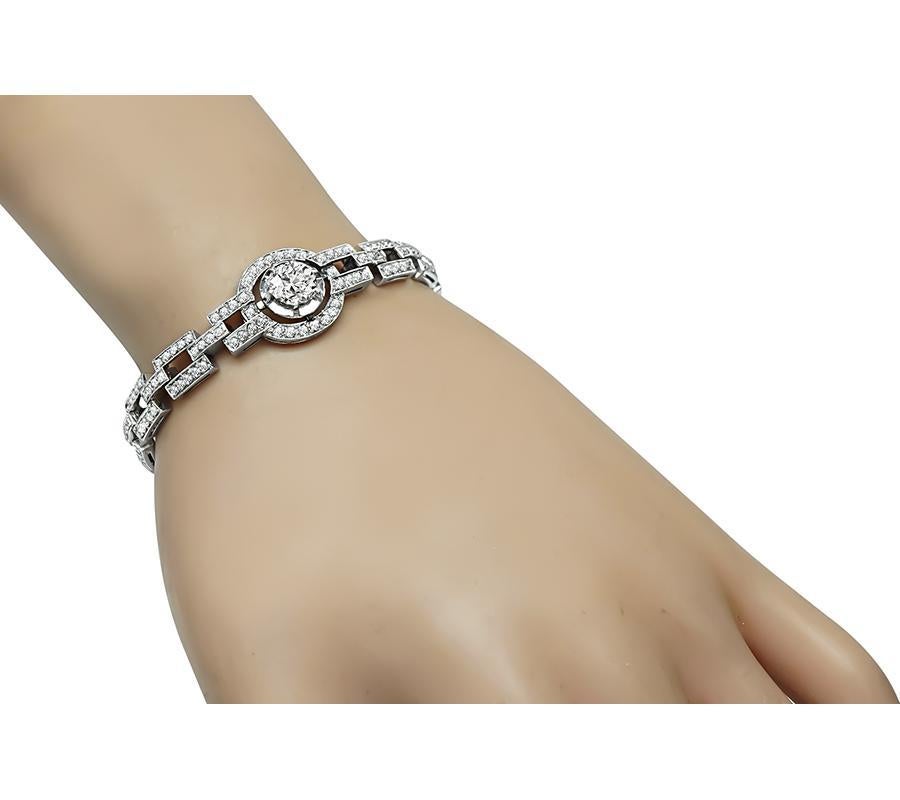Il s'agit d'un magnifique bracelet en platine de l'époque Art déco. Le bracelet est centré sur un diamant étincelant de taille ancienne qui pèse environ 1,80ct. La couleur de ce diamant est L-M et sa pureté VS. Le diamant central est rehaussé par