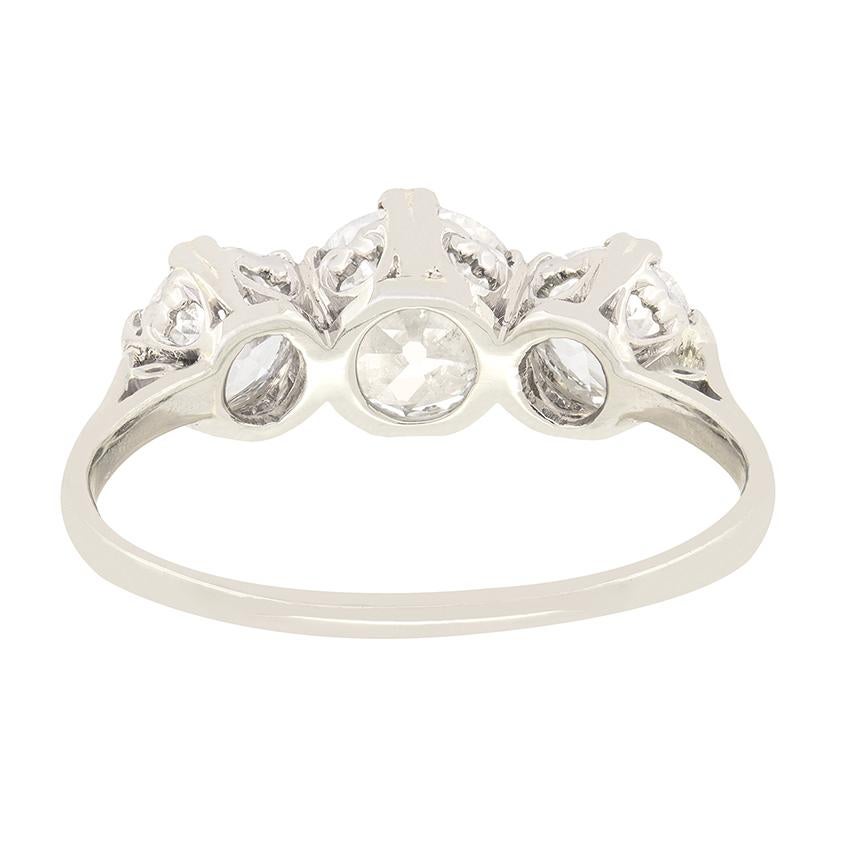 Art Deco Trilogy-Ring mit 1,80 Karat Diamanten, ca. 1920er Jahre (Alteuropäischer Brillantschliff) im Angebot
