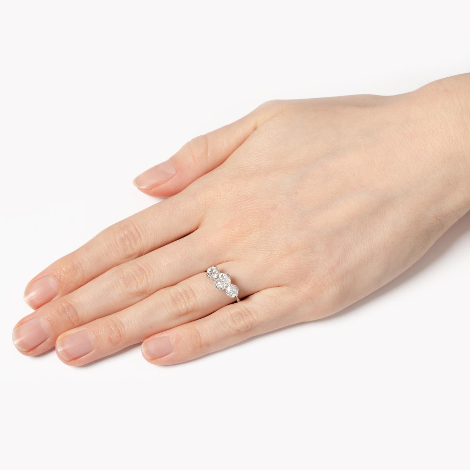 Art Deco Trilogy-Ring mit 1,80 Karat Diamanten, ca. 1920er Jahre für Damen oder Herren im Angebot