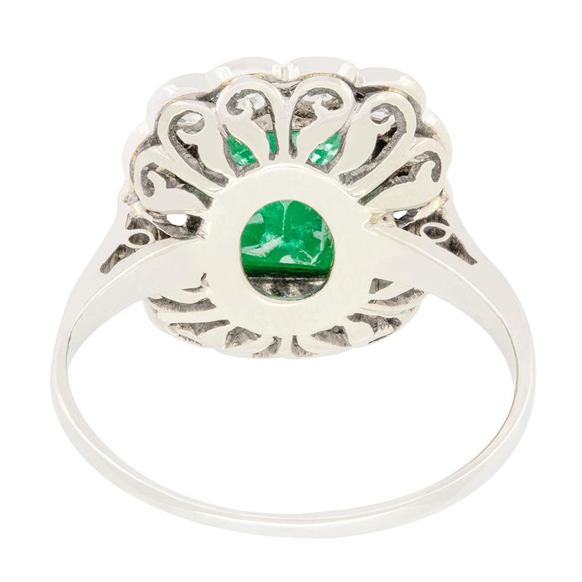 Art-Déco-Cluster-Ring mit 1,80 Karat Smaragd und Diamant-Halo, ca. 1920er Jahre (Smaragdschliff) im Angebot