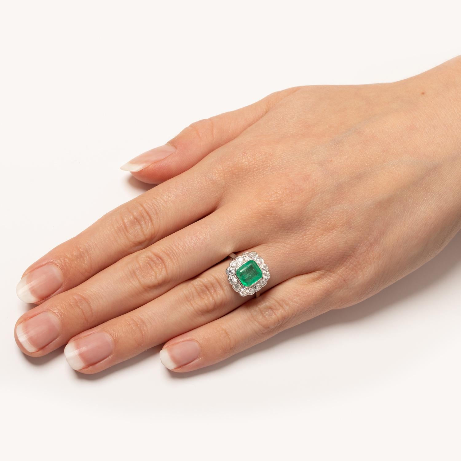 Art-Déco-Cluster-Ring mit 1,80 Karat Smaragd und Diamant-Halo, ca. 1920er Jahre im Zustand „Gut“ im Angebot in London, GB