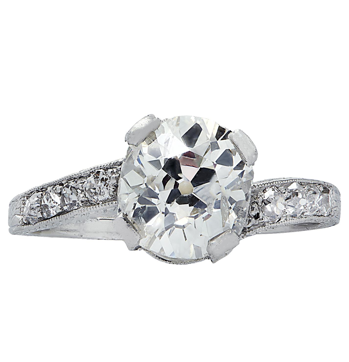 Atemberaubender Art-Déco-Ring aus Platin mit einem spektakulären Diamanten im Kissenschliff mit einem Gewicht von 1,81 Karat, Farbe H-I und Reinheit SI. Dieser sensationelle Ring misst 8,17 mm in der Länge, 7,2 mm in der Breite, wiegt 3,6 Gramm und