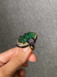 Art-Deco 18,20 Karat geschnitzter Cocktailring mit Smaragd, blauem Saphir und Diamant
