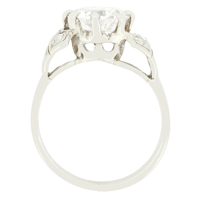 Ce magnifique solitaire a été fabriqué à la main dans les années 1920. Cette pièce Art déco met en valeur un étincelant diamant de taille transitionnelle de 1,85 carat en son centre. La couleur du diamant est I et sa pureté VS1. Le diamant a été