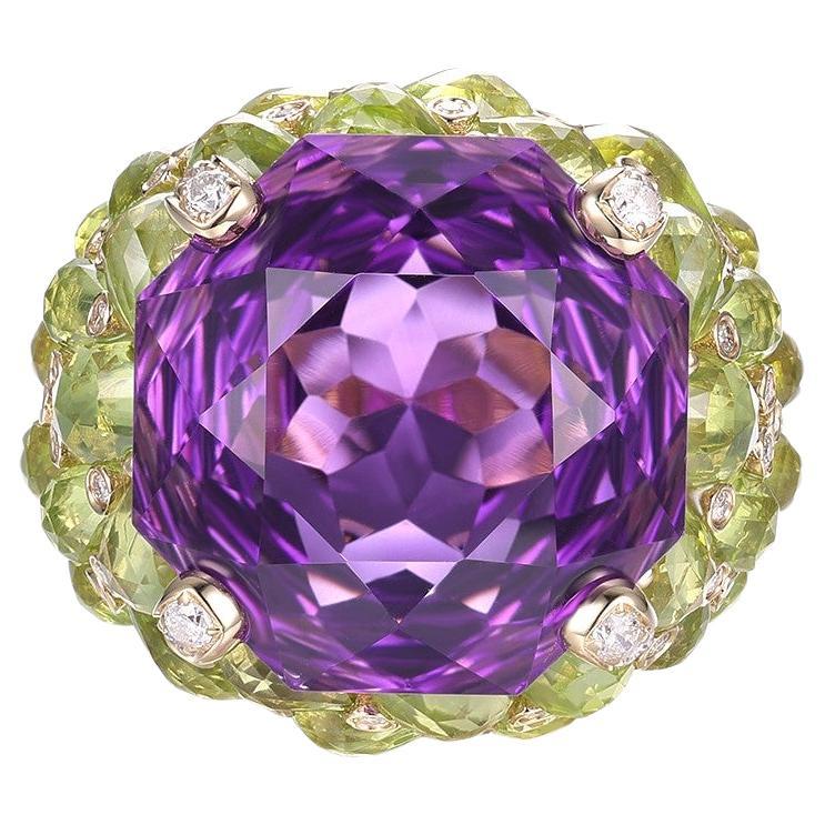 Este lujoso anillo de oro amarillo de 14 quilates presenta un exquisito conjunto de piedras preciosas.   En el corazón de esta obra maestra se encuentra una cautivadora amatista de 18,68 quilates, cuyo vibrante tono púrpura contrasta