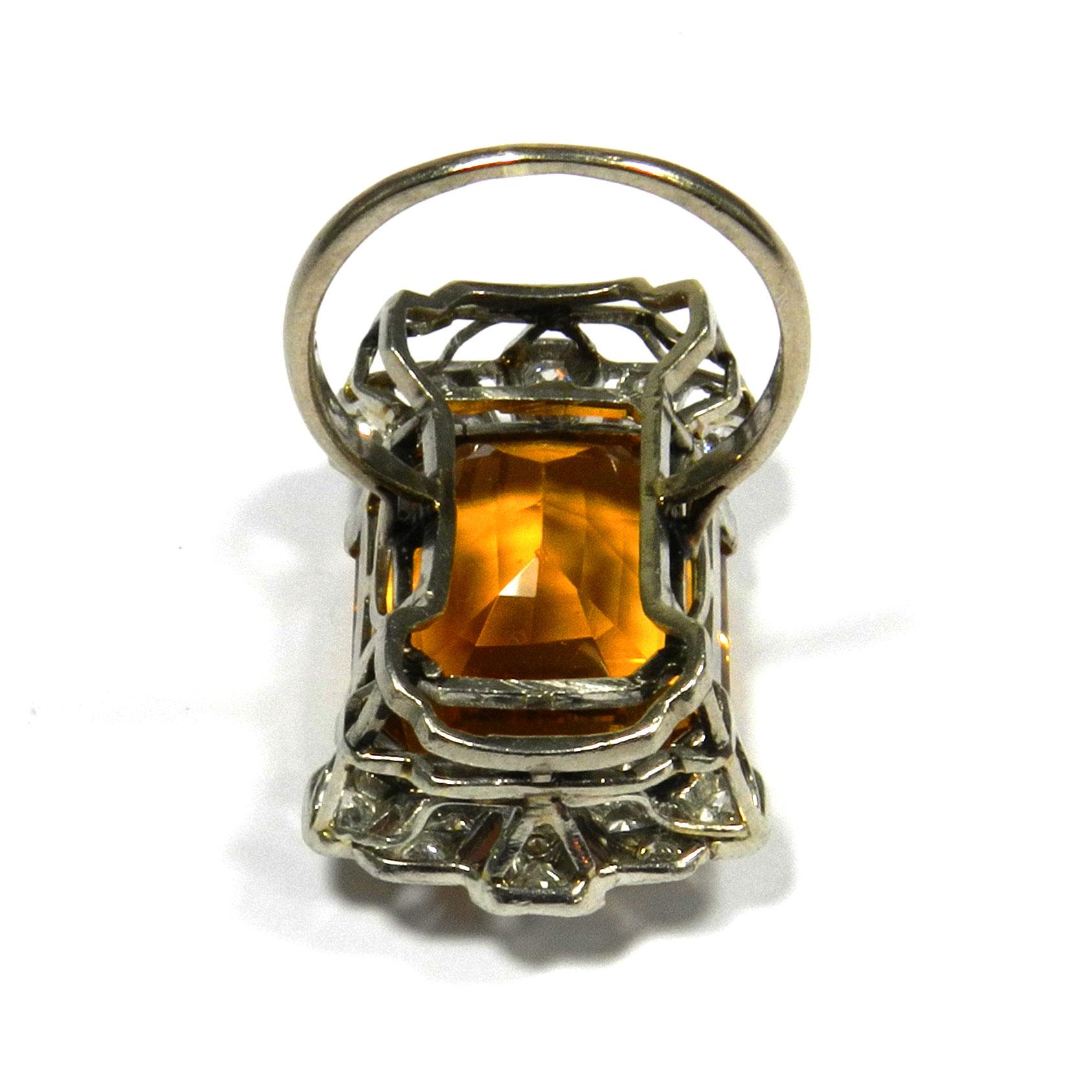 Art Deco 18.7 Carat Citrine Diamond Cocktail Ring in 18 Karat Gold, circa 1930 In Good Condition For Sale In Goettingen, DE