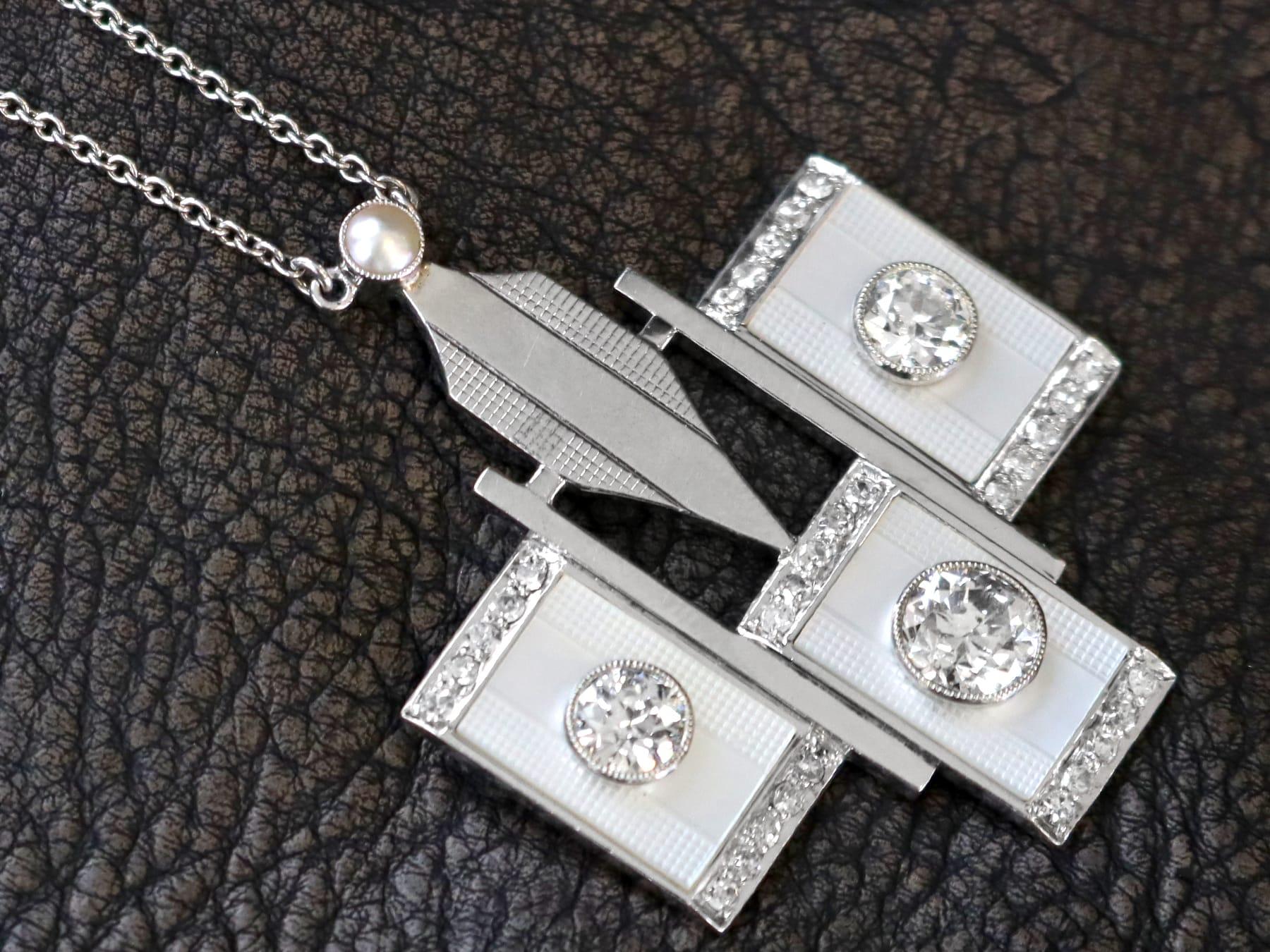Old European Cut Art Deco 1.87 Carat Diamond Mother of Pearl White Gold Pendant For Sale