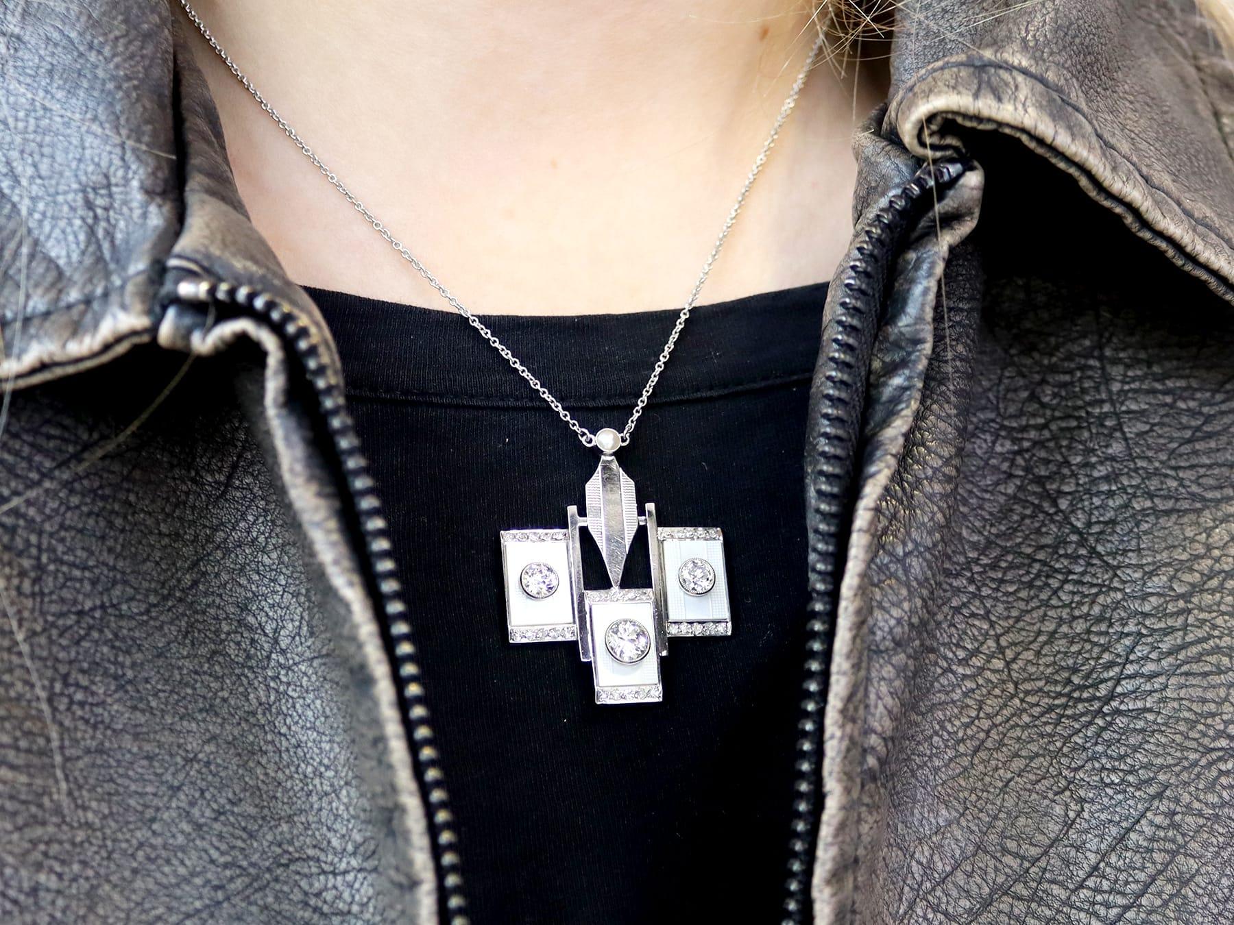 Women's or Men's Art Deco 1.87 Carat Diamond Mother of Pearl White Gold Pendant For Sale