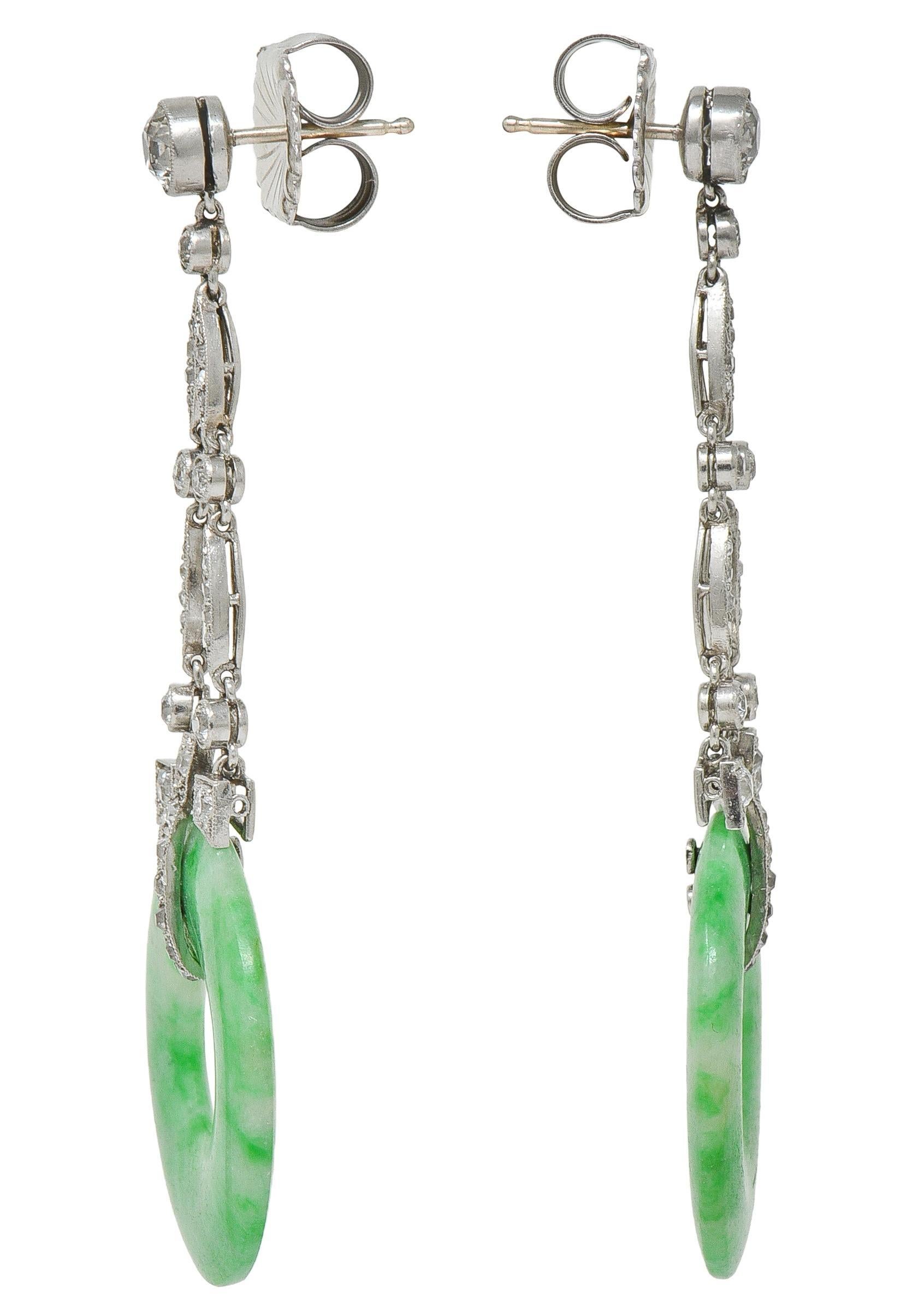 Art Deco 1.88 CTW Diamant Carved Jade Platin Vintage Tropfen Ohrringe (Art déco) im Angebot