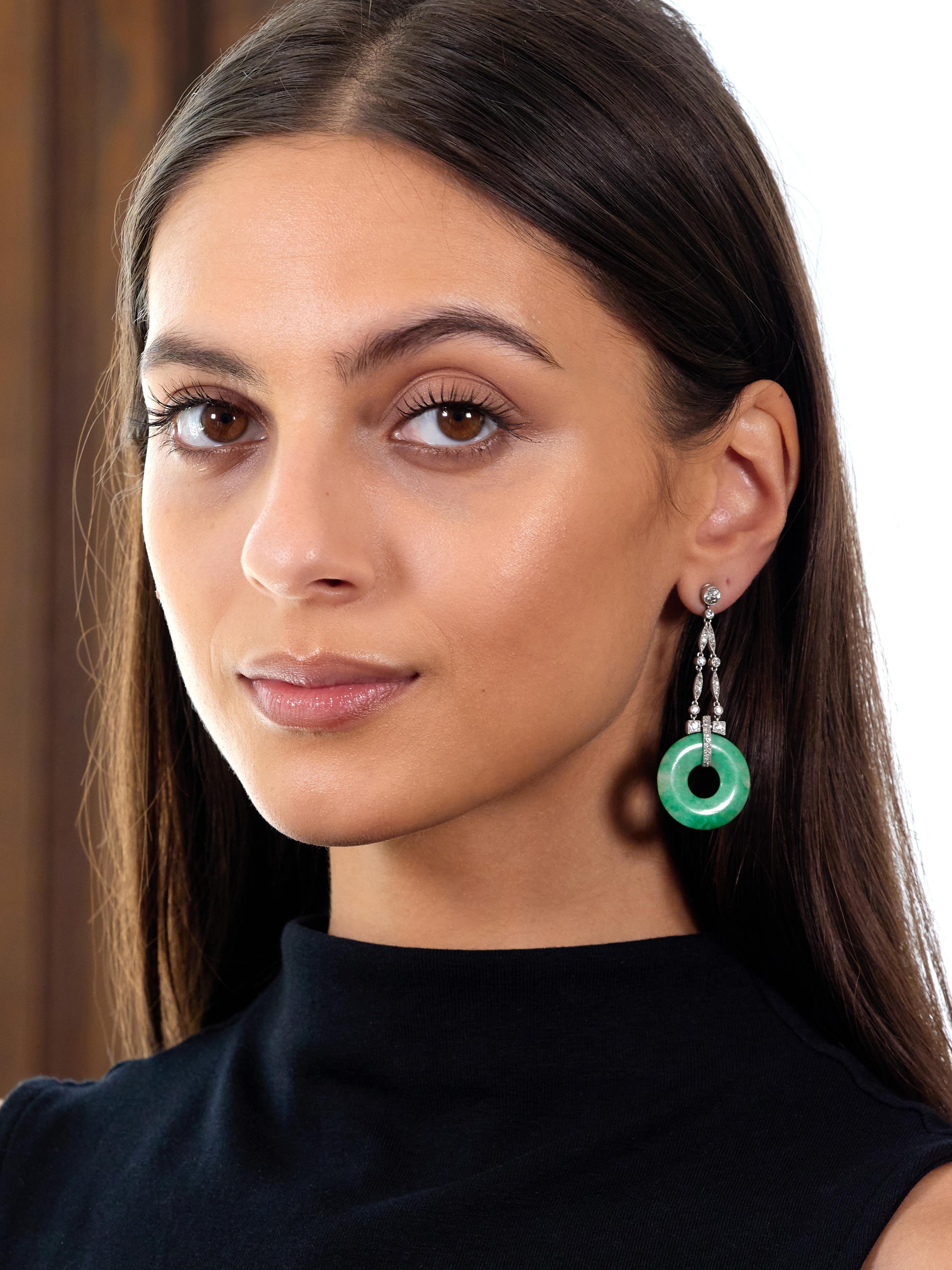 Art Deco 1.88 CTW Diamant Carved Jade Platin Vintage Tropfen Ohrringe Damen im Angebot