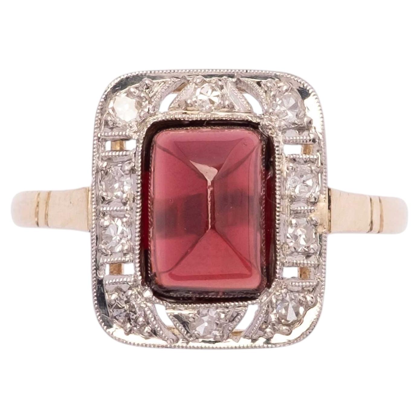 Art Deco 18ct Gold and Platinum Ring with Sugarloaf-Cut Garnet and Diamonds For Sale