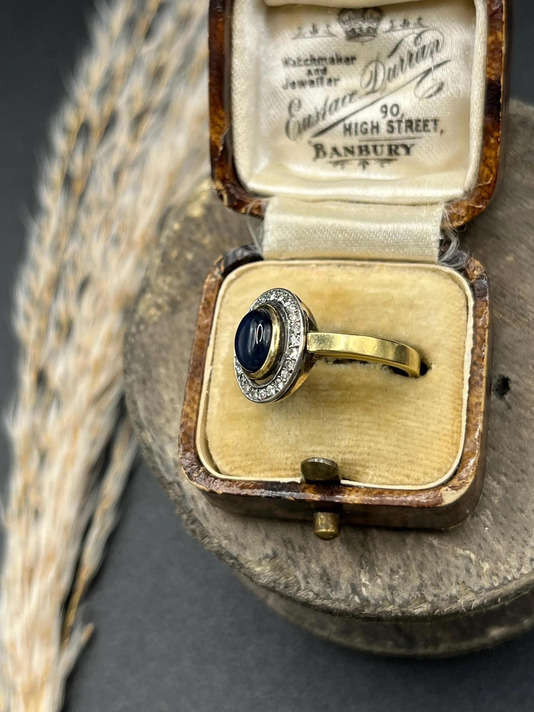 Anello a grappolo ovale con zaffiro cabochon e diamante, Art Deco, 18ct Gold, CIRCA 1920 in vendita 5