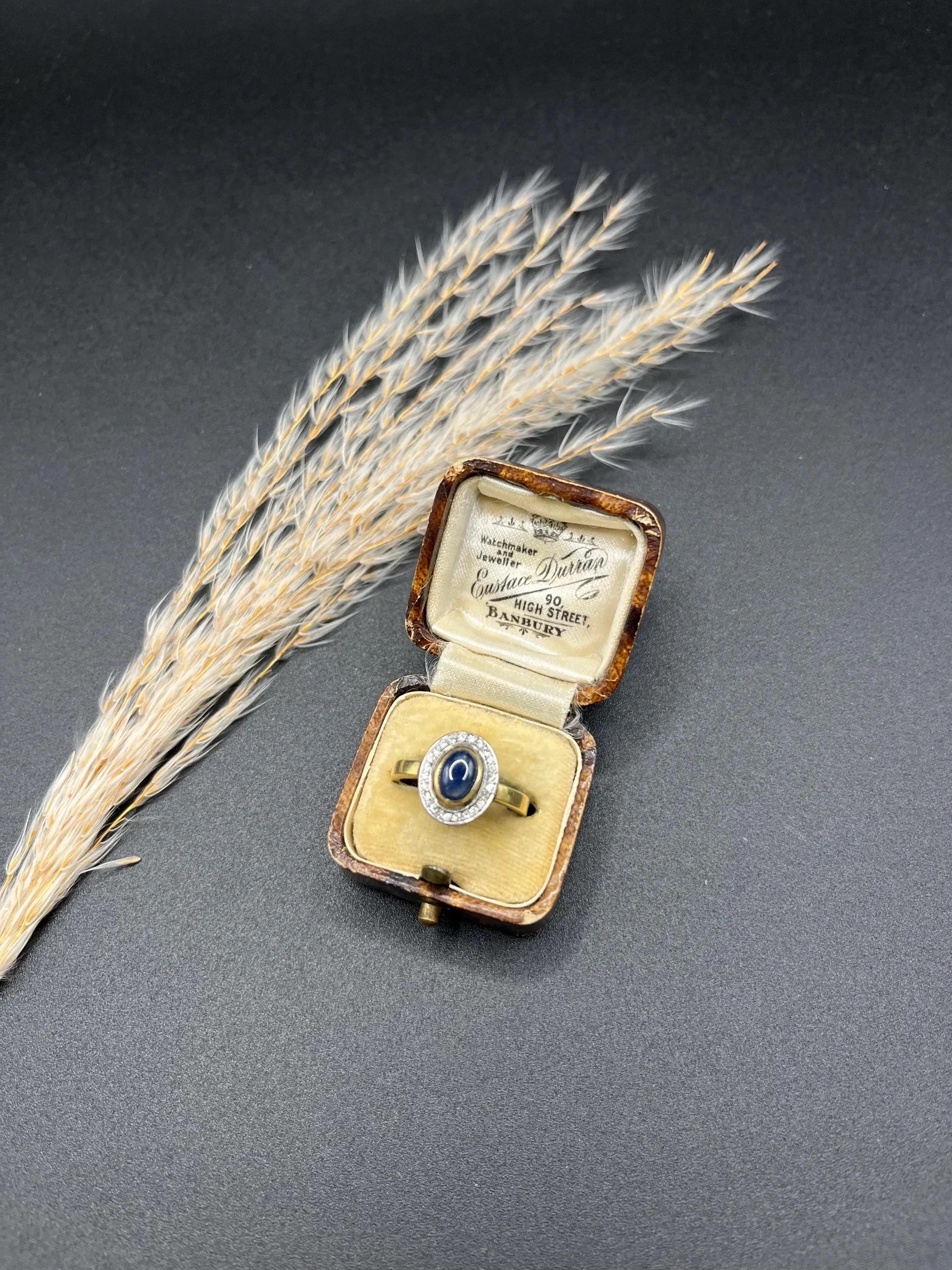 Anello a grappolo ovale con zaffiro cabochon e diamante, Art Deco, 18ct Gold, CIRCA 1920 in vendita 6