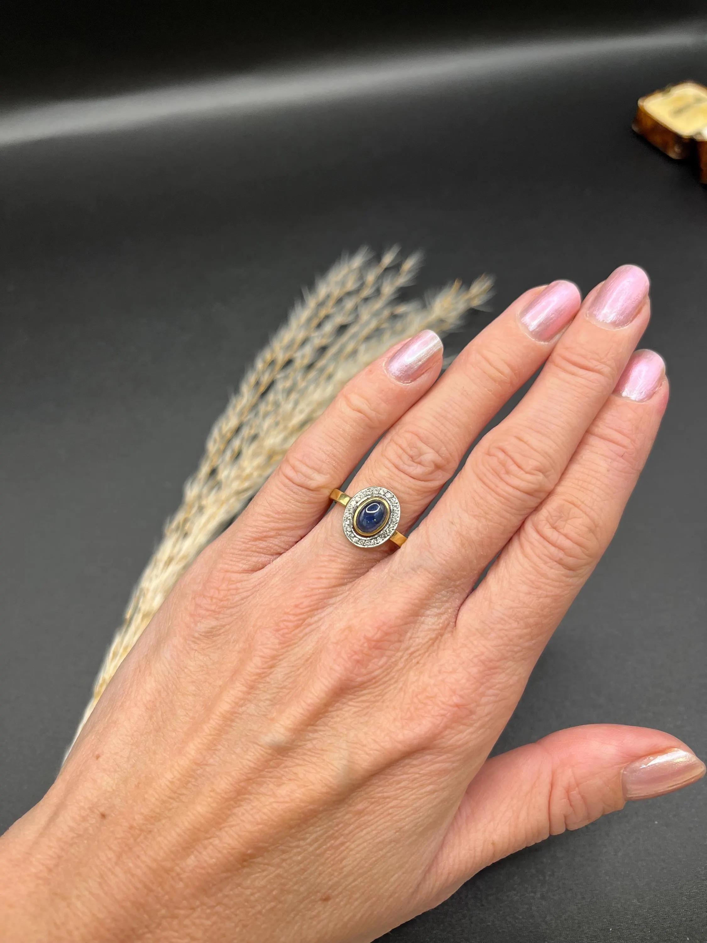 Anello Art Deco con zaffiro cabochon e diamante a grappolo

oro 18ct 

Circa anni '1920

Un anello antico di grande effetto, con uno zaffiro taglio cabochon in oro 18 ct, incorniciato da un'aureola di piccoli diamanti. Lo zaffiro ha una superficie