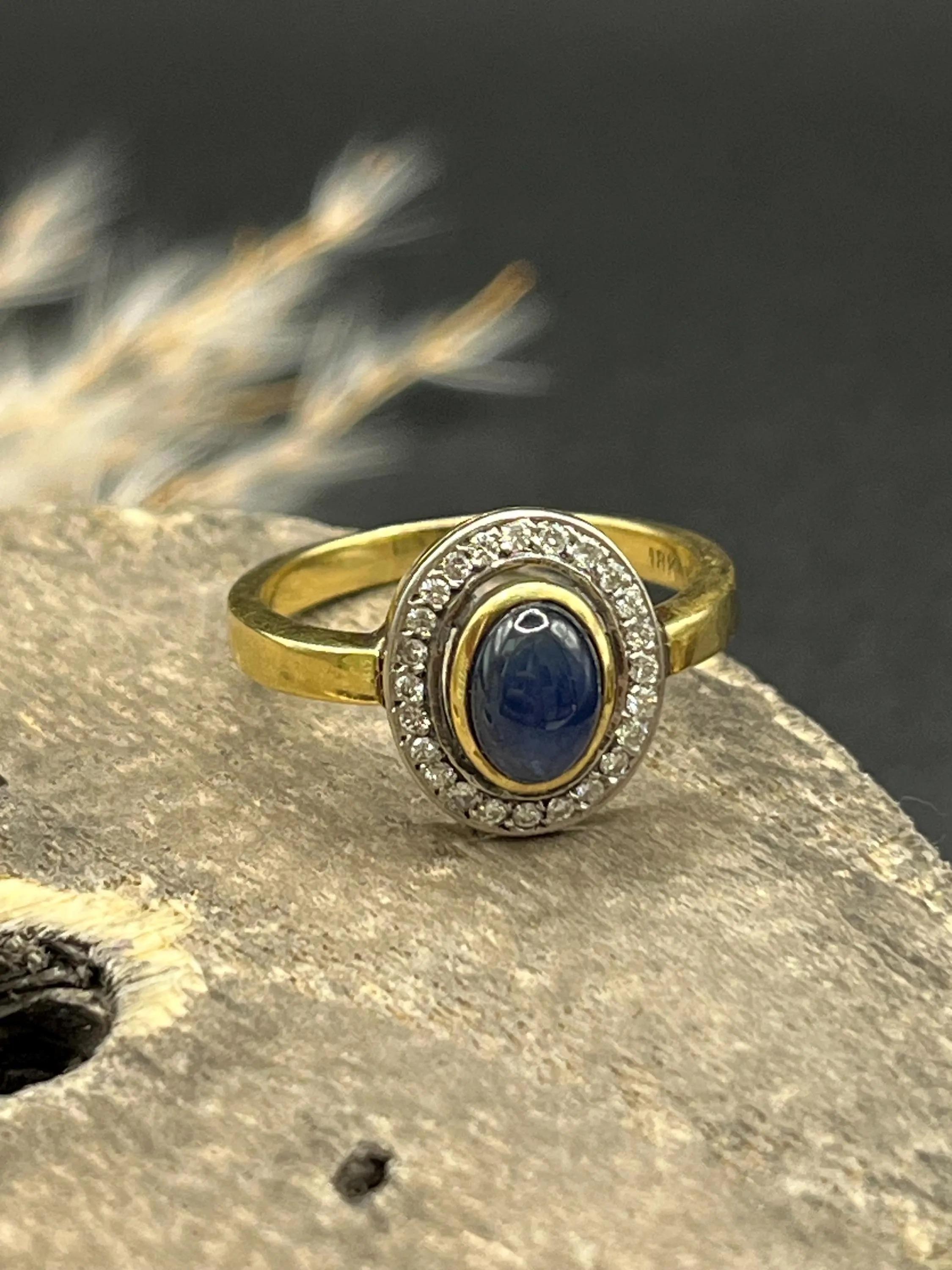 Anello a grappolo ovale con zaffiro cabochon e diamante, Art Deco, 18ct Gold, CIRCA 1920 In condizioni buone in vendita a Brighton, GB