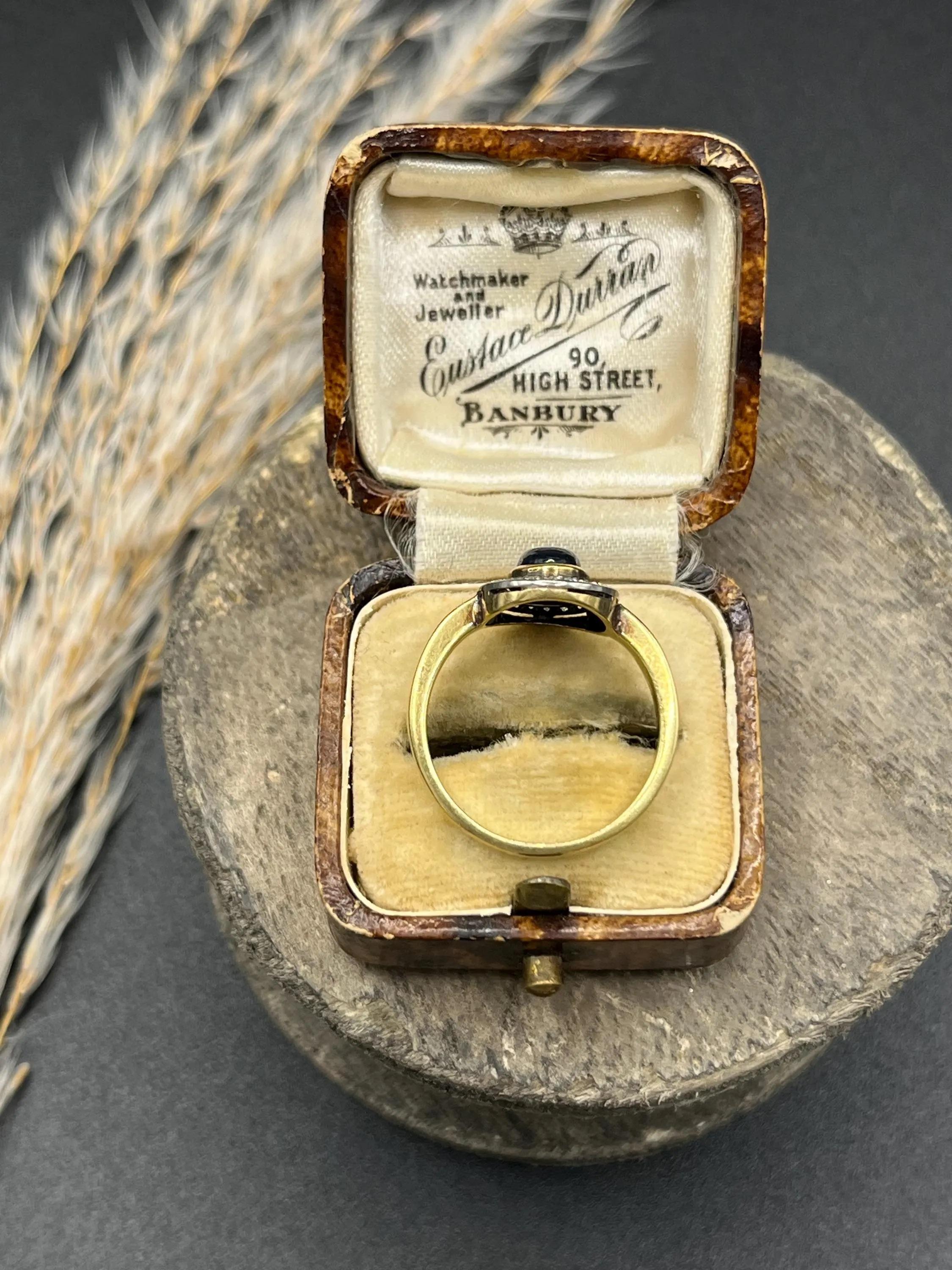 Anello a grappolo ovale con zaffiro cabochon e diamante, Art Deco, 18ct Gold, CIRCA 1920 in vendita 1