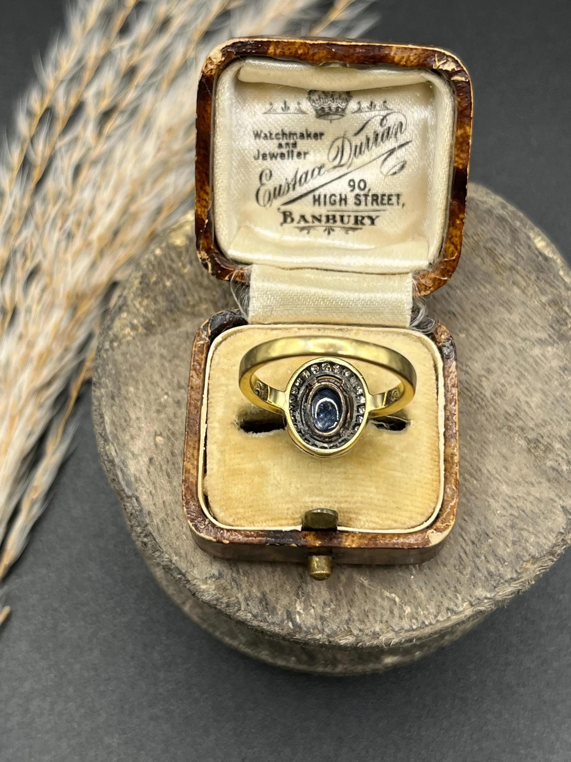Anello a grappolo ovale con zaffiro cabochon e diamante, Art Deco, 18ct Gold, CIRCA 1920 in vendita 2