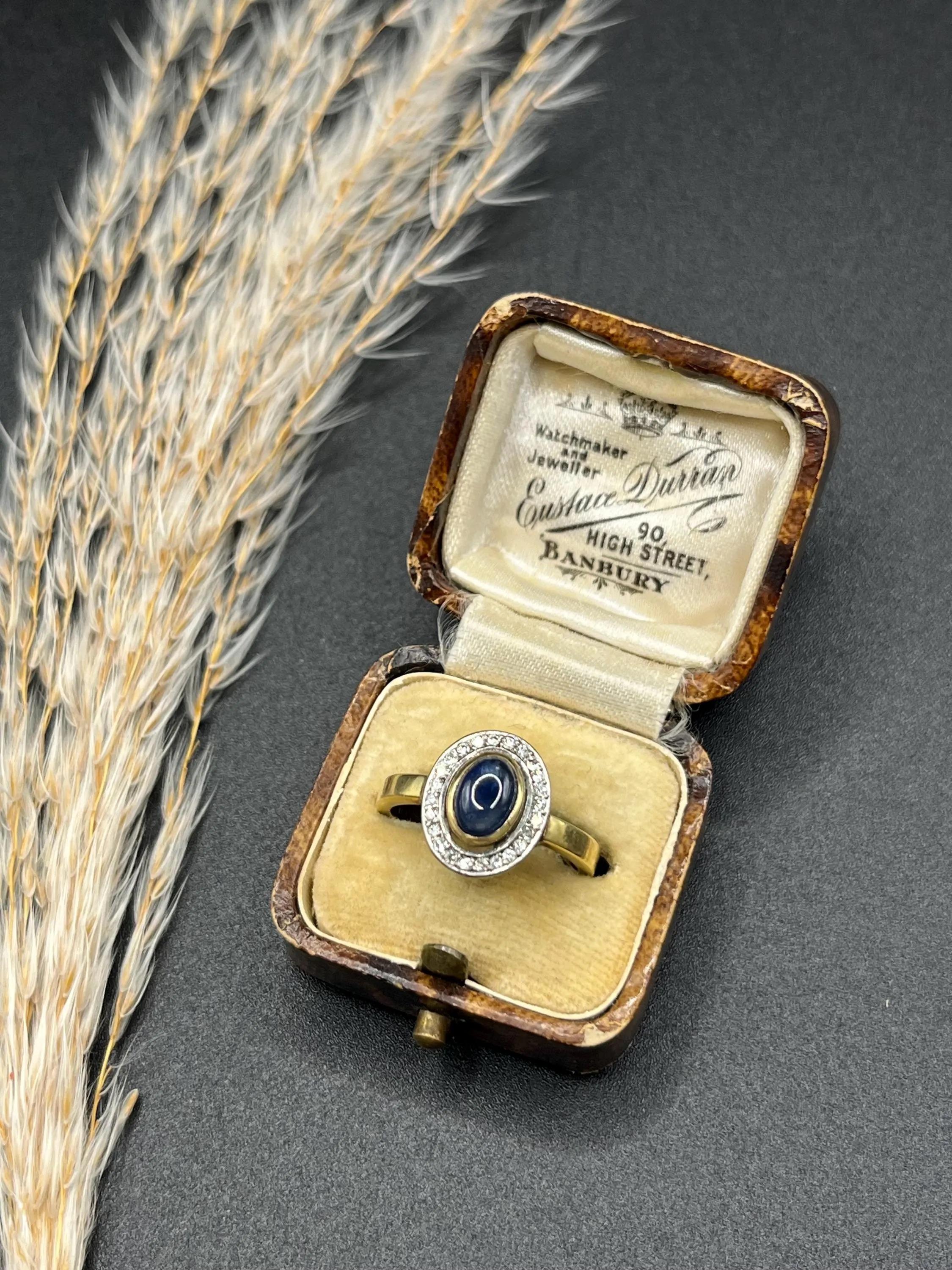 Anello a grappolo ovale con zaffiro cabochon e diamante, Art Deco, 18ct Gold, CIRCA 1920 in vendita 3