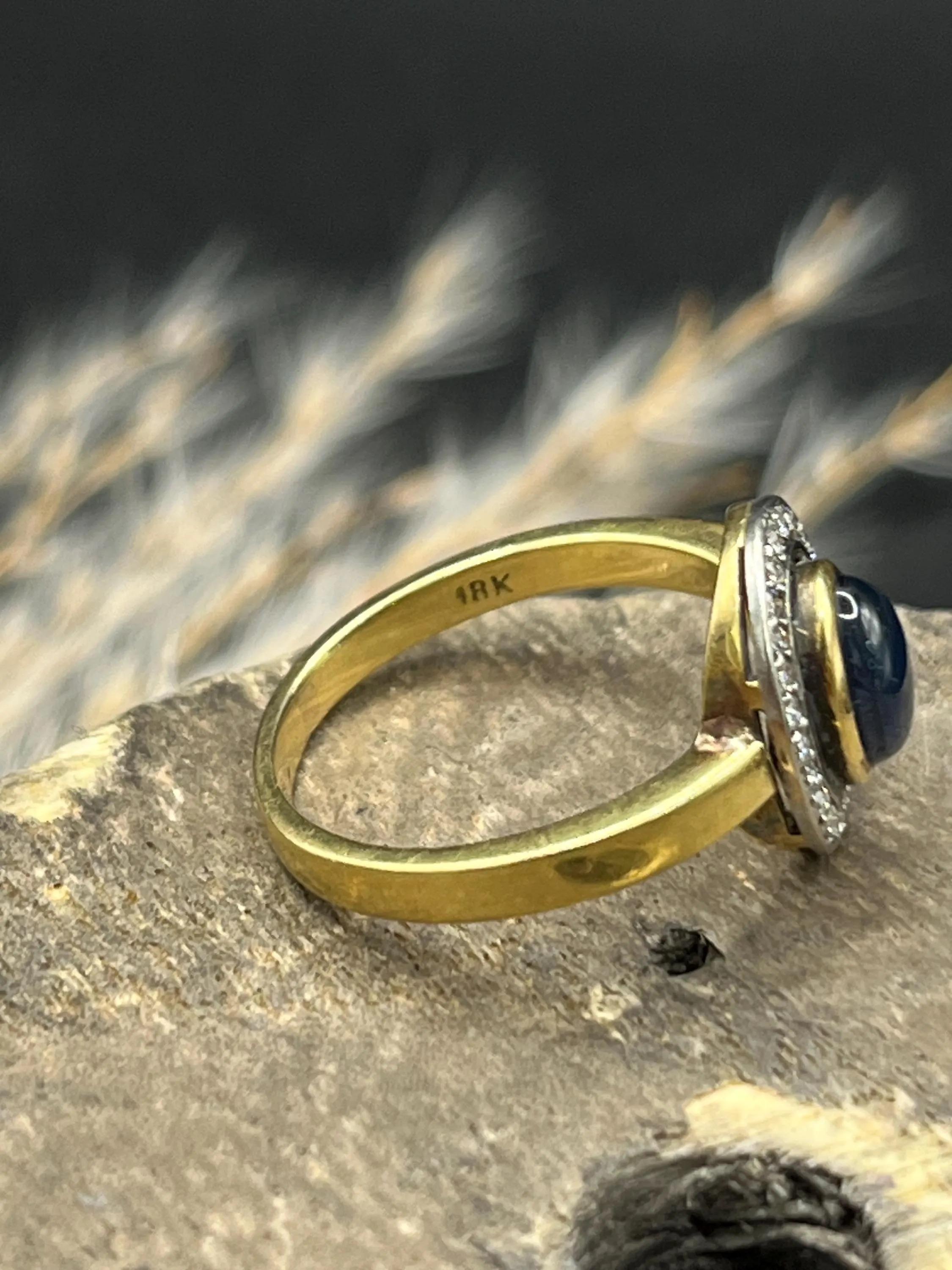 Anello a grappolo ovale con zaffiro cabochon e diamante, Art Deco, 18ct Gold, CIRCA 1920 in vendita 4